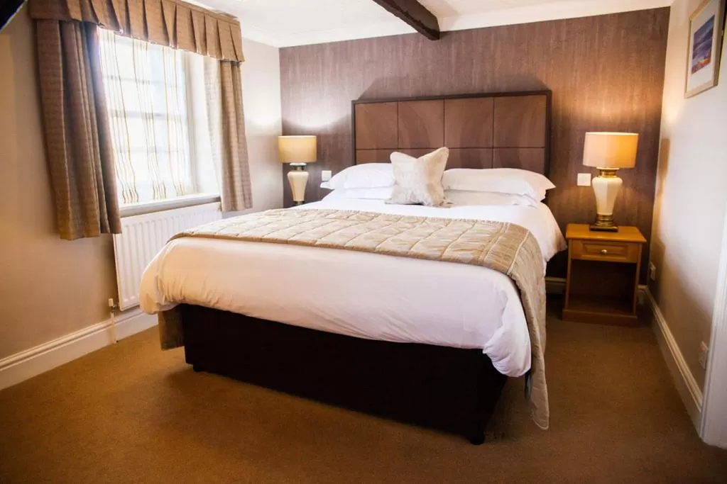 Restaurant/places to eat, Bed in Trout Hotel