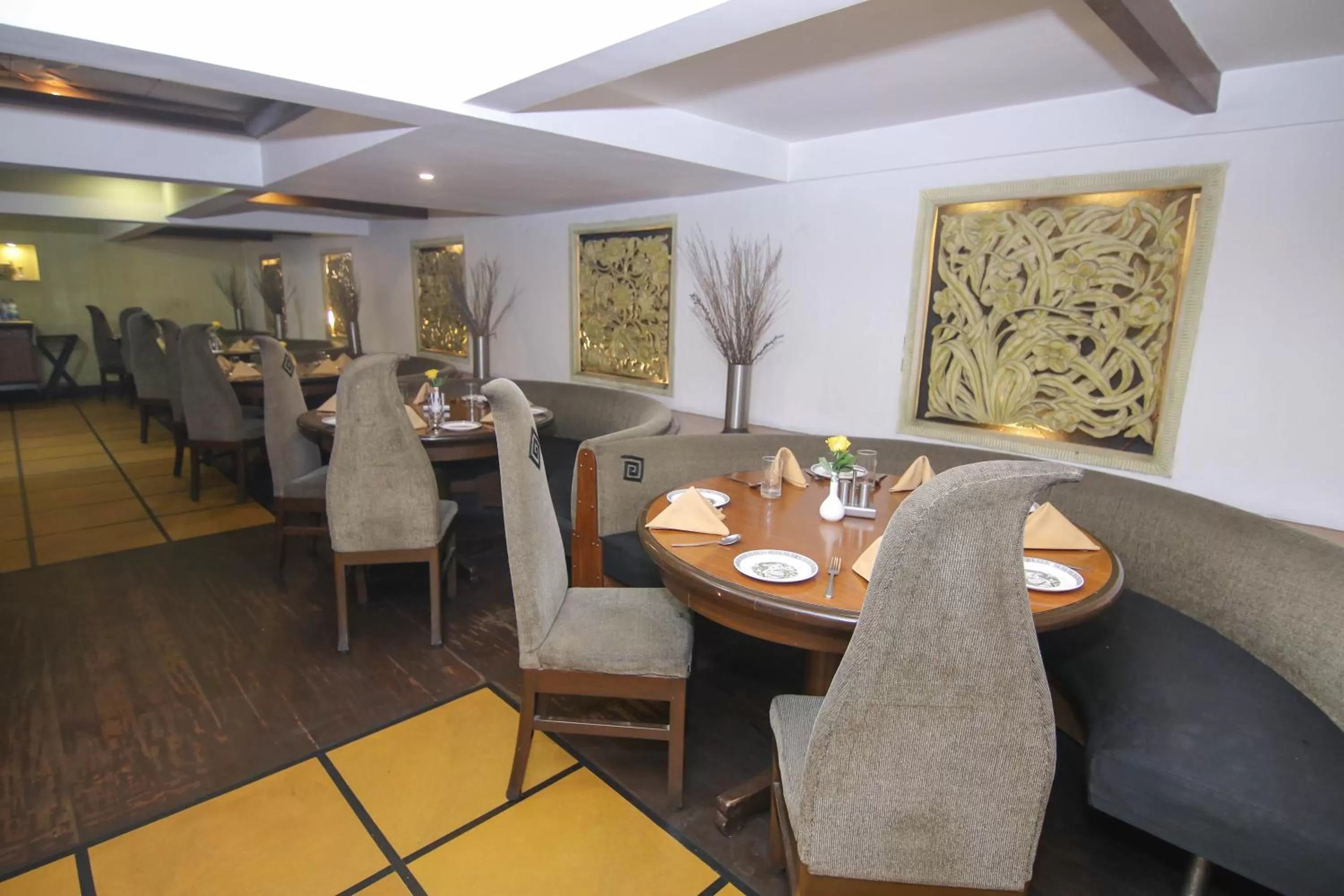 Restaurant/places to eat in Lytton Hotel