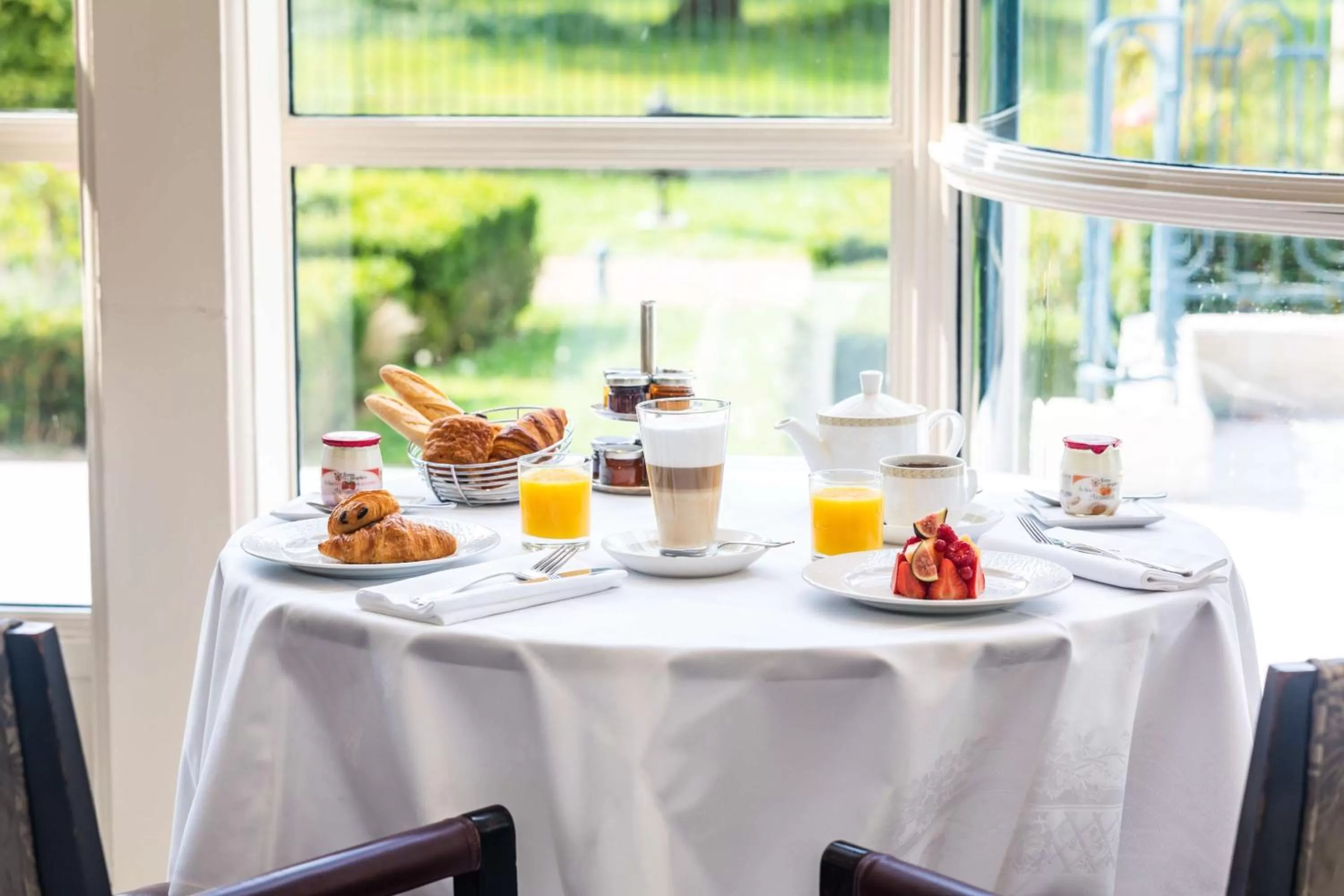 Dining area in Waldorf Astoria Versailles - Trianon Palace
