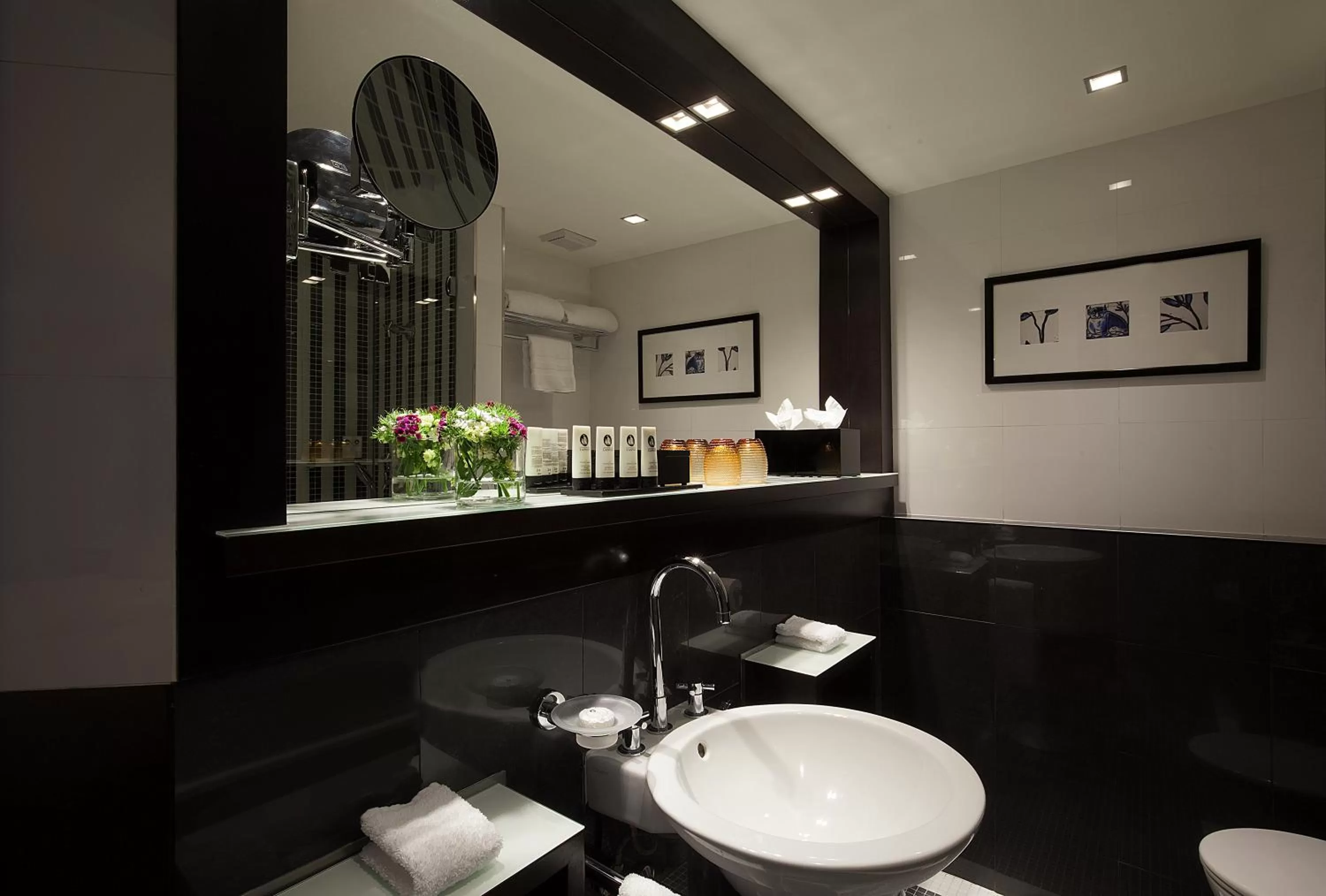 Toilet in Sofitel Lisbon Liberdade