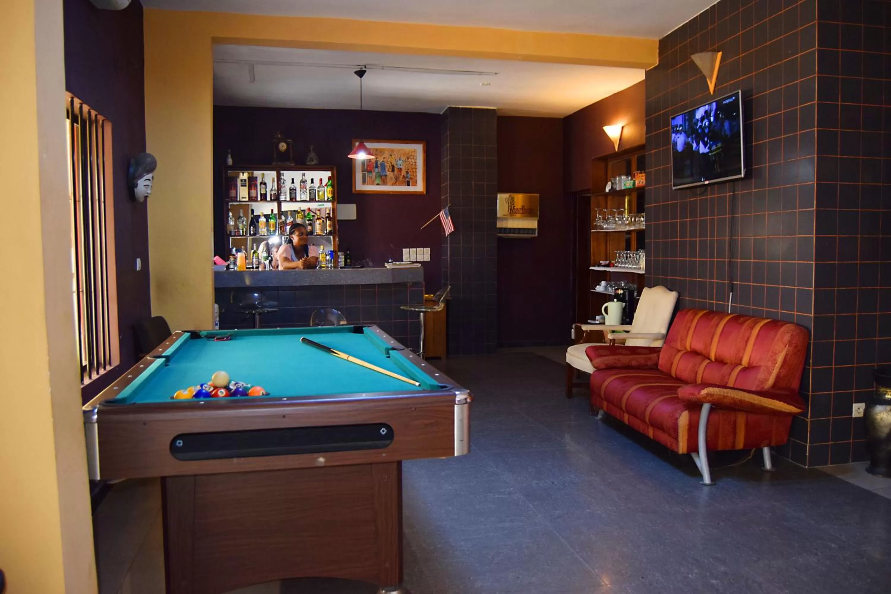 Staff, Billiards in Hotel Saint-Jean