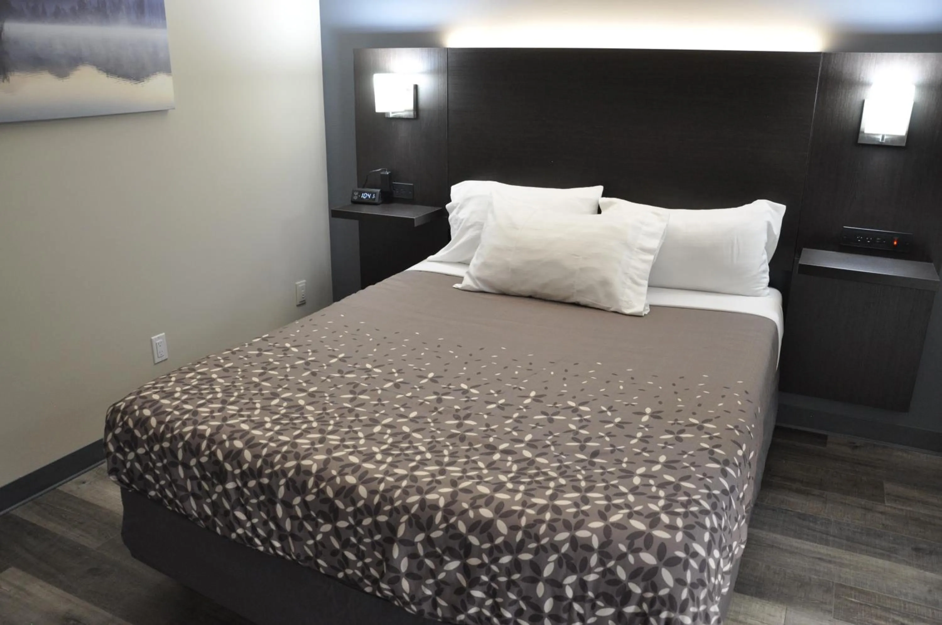 Bedroom, Bed in Moonlight Inn and Suites Sudbury