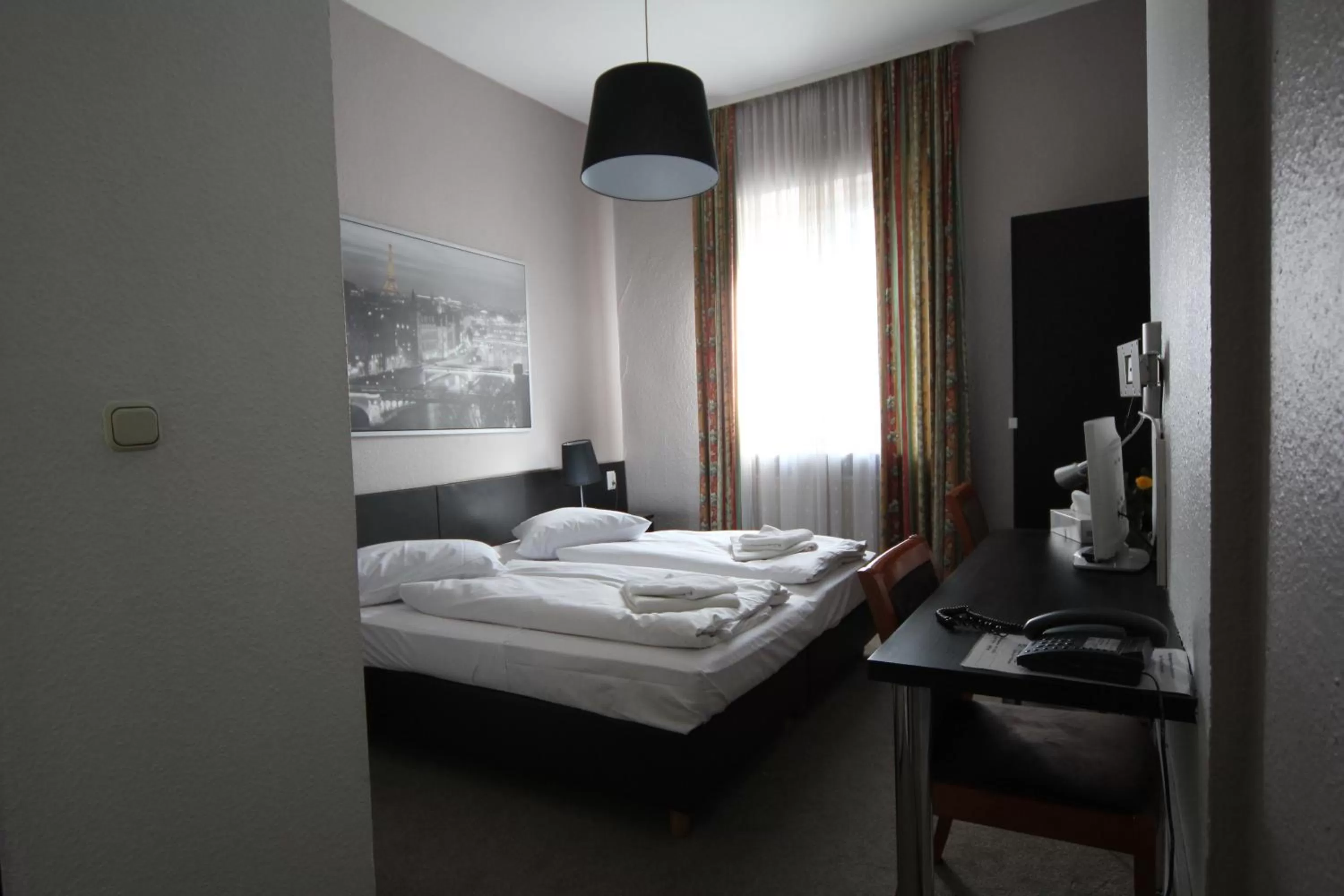 Photo of the whole room, Bed in Carlton Hotel