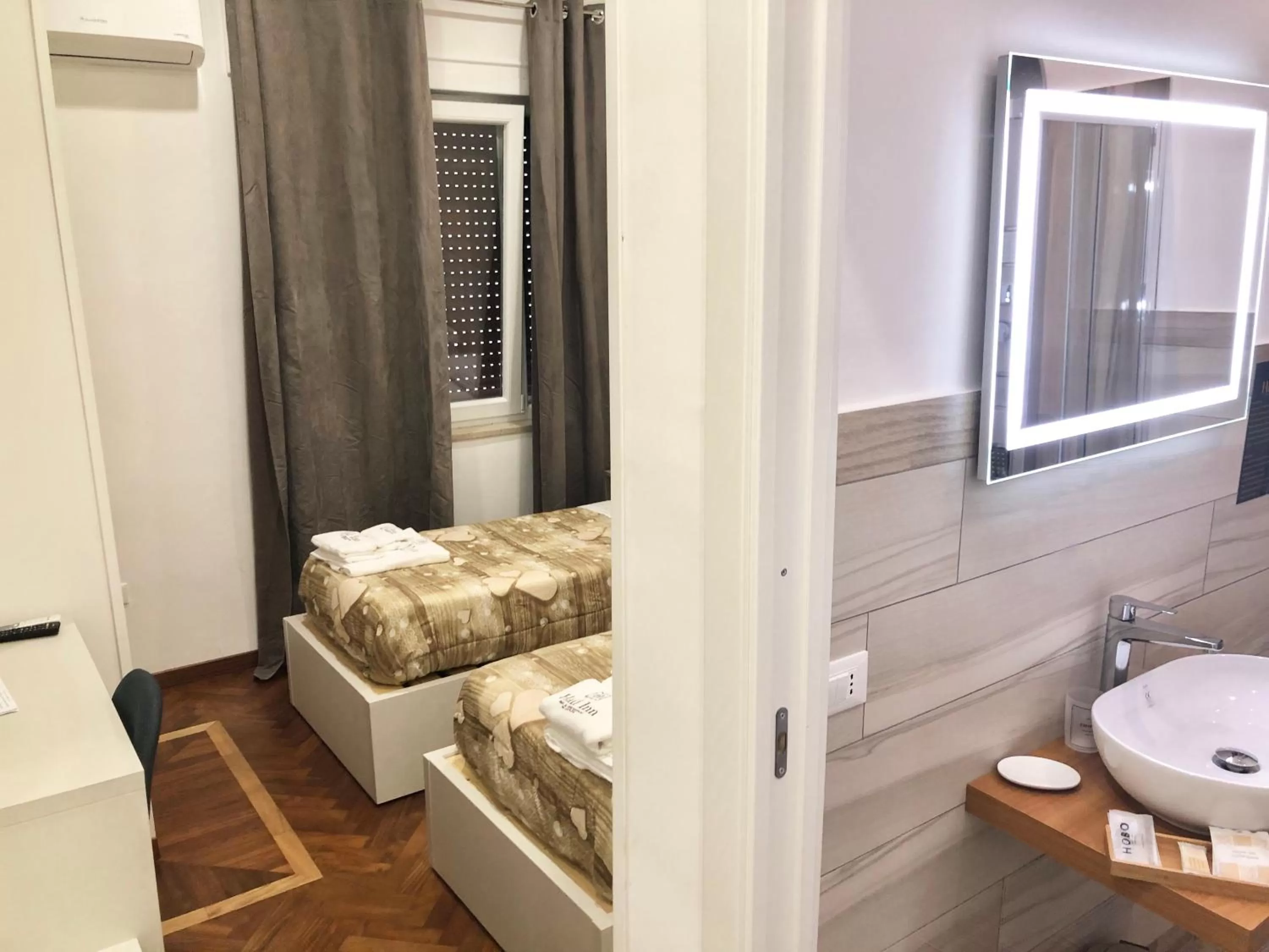 Double or Twin Room with Private Bathroom in Hall inn B&B in Naples