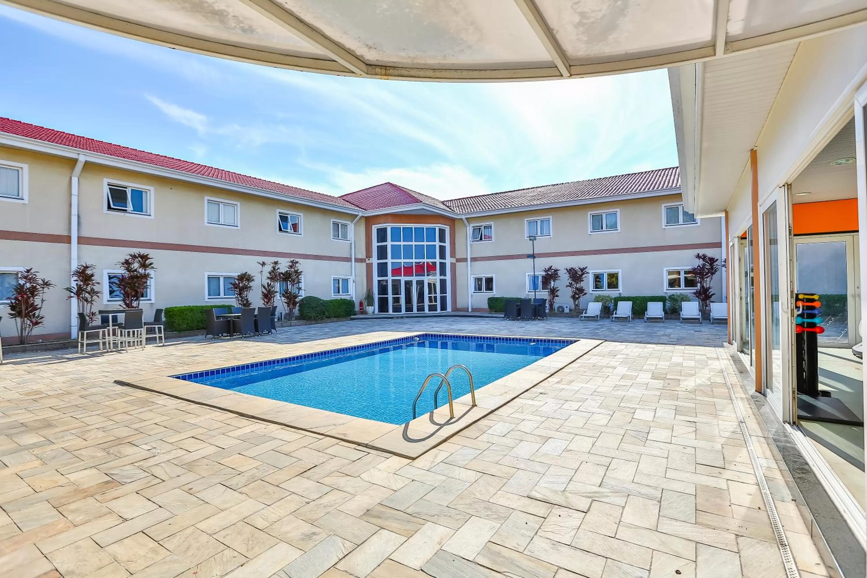 Swimming pool in Red Roof Inn Jundiaí