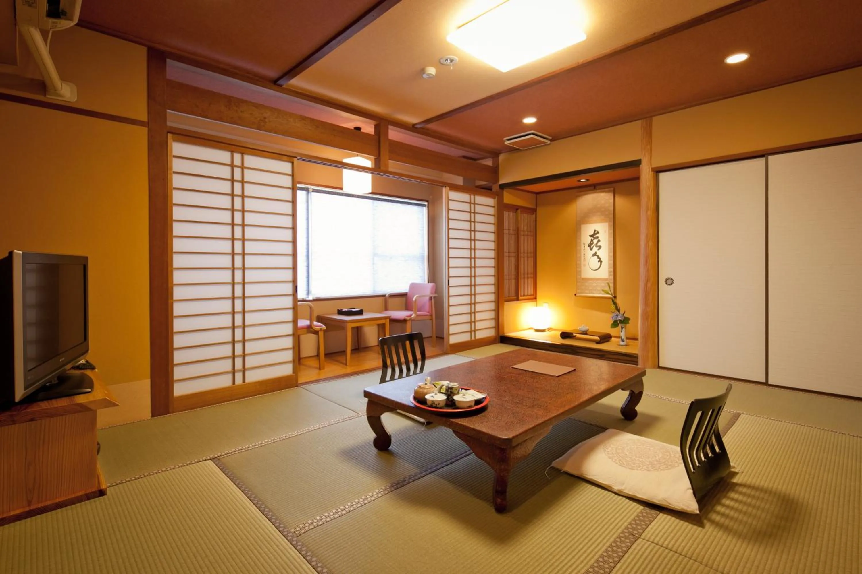 Photo of the whole room in Ryokan Oomuraya