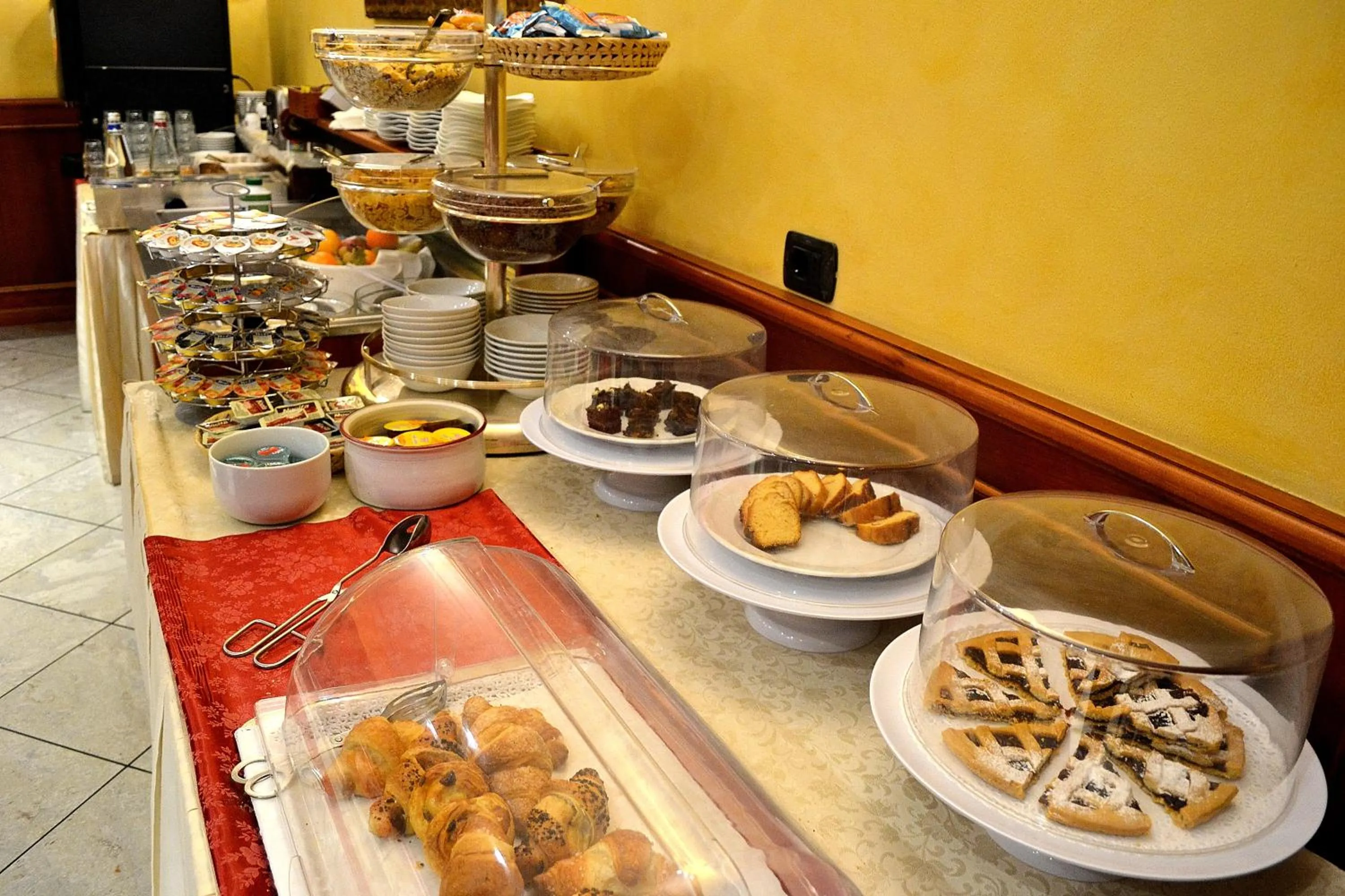 Continental breakfast in Tricolore Hotel