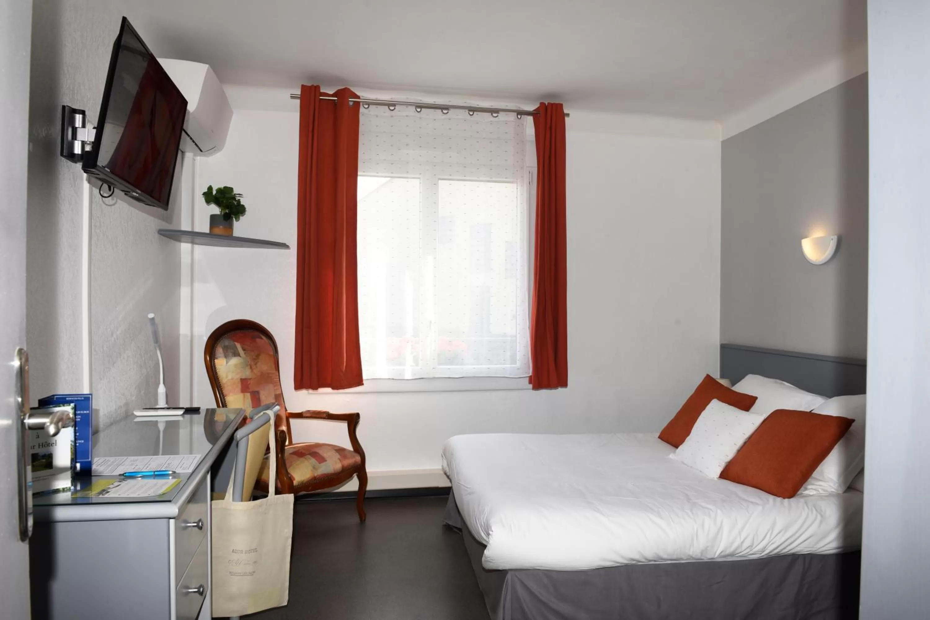 Photo of the whole room in Azur Hôtel