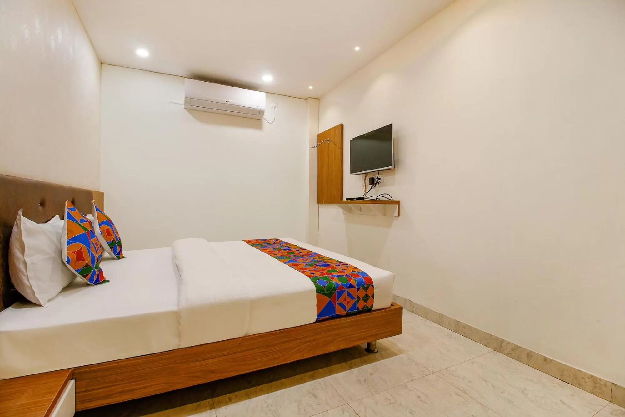 TV and multimedia, Bed in FabHotel Silkroute Palace