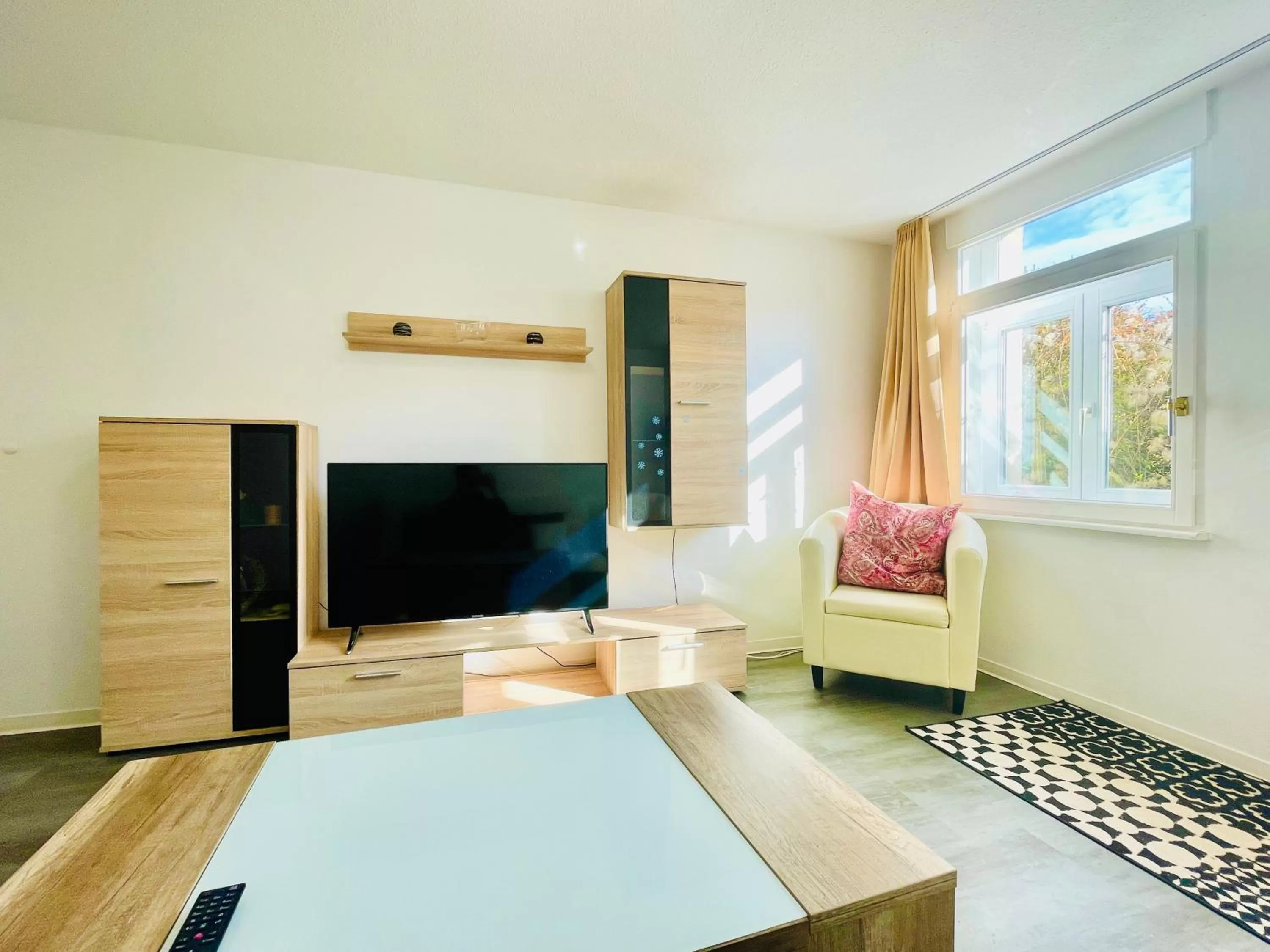 TV/Entertainment Center in Saale, Marktplatz Zentrum, Apartmenthaus am Dom von Plant Room