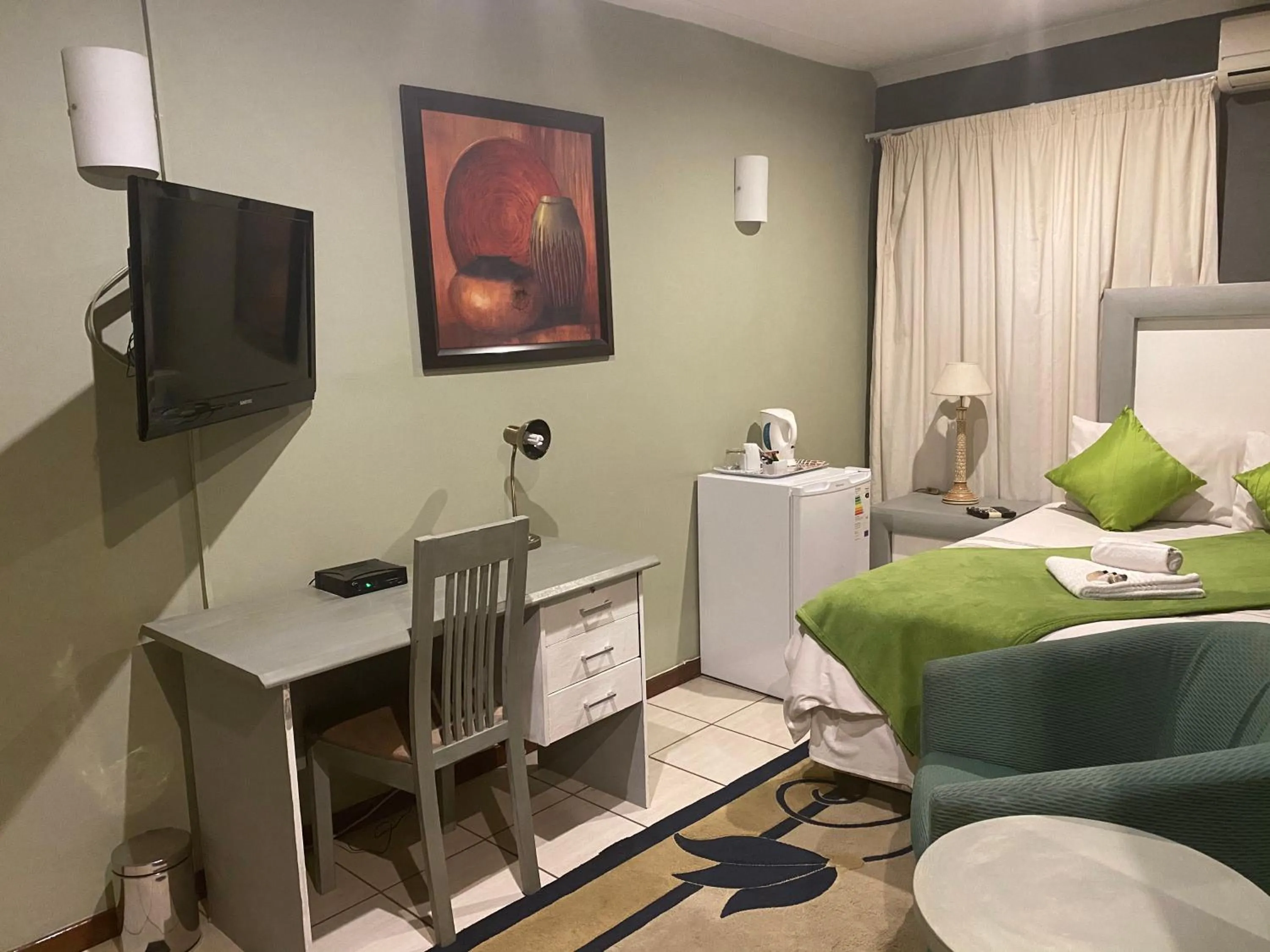 Photo of the whole room, Bed in Marion Lodge