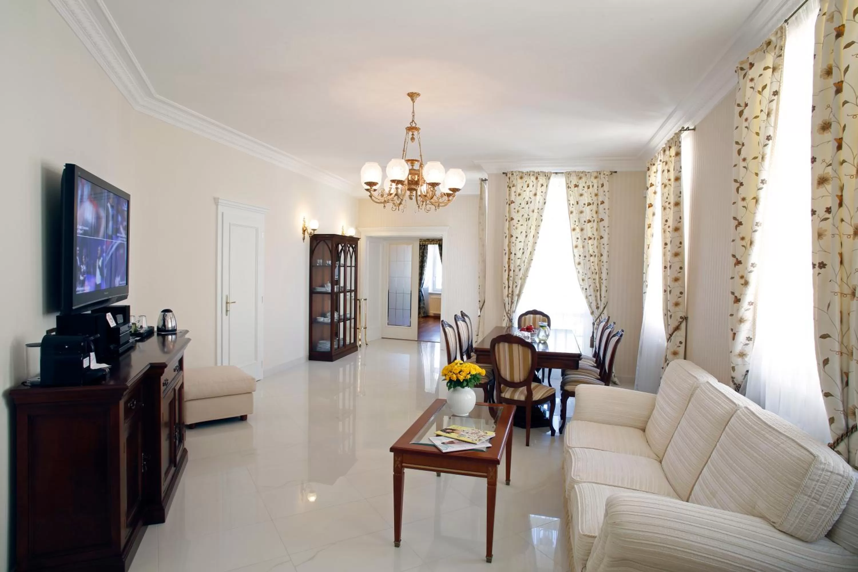 Communal lounge/ TV room in Spa Hotel Schlosspark