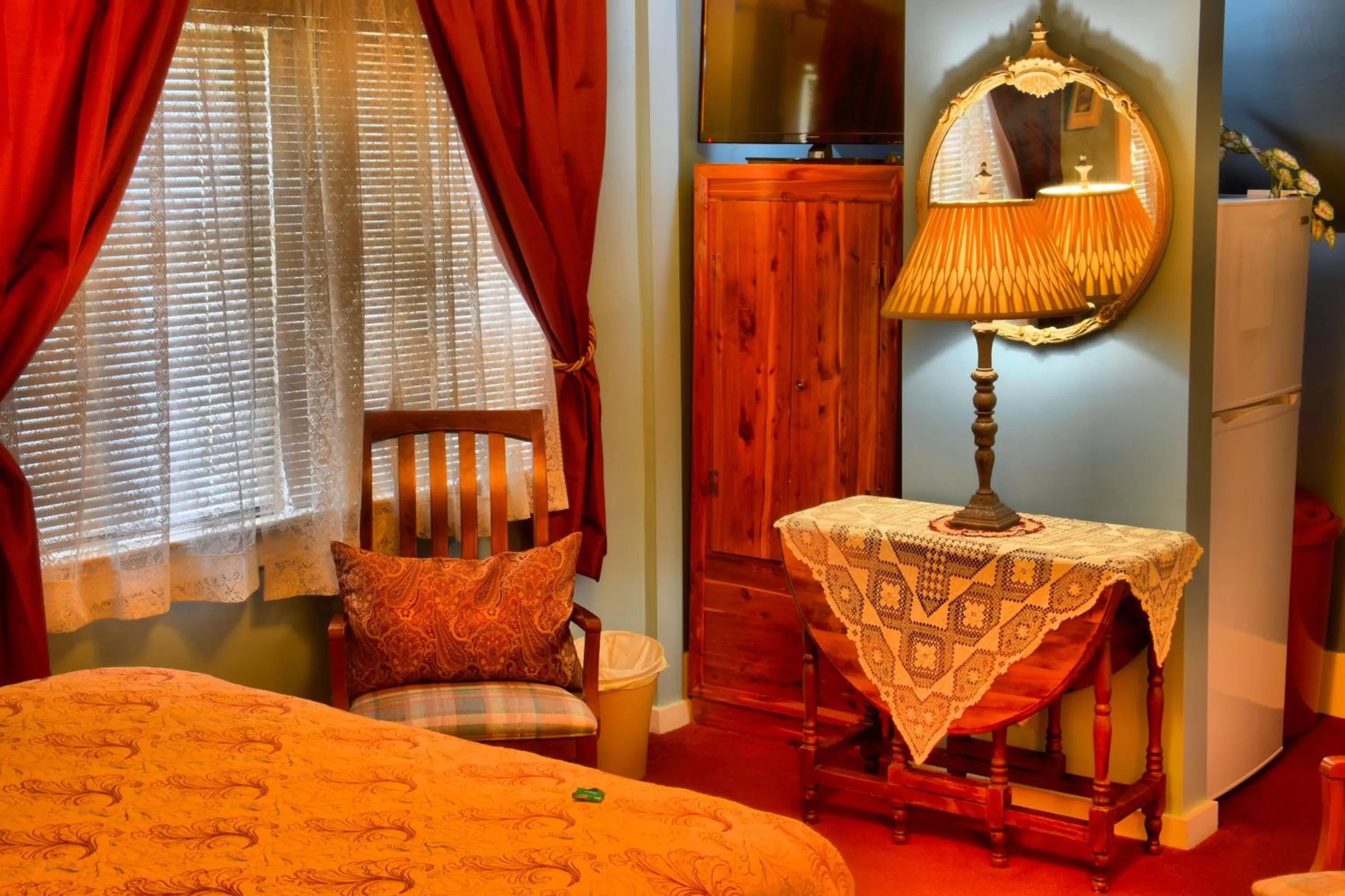 Seating area, Bed in Bard's Inn