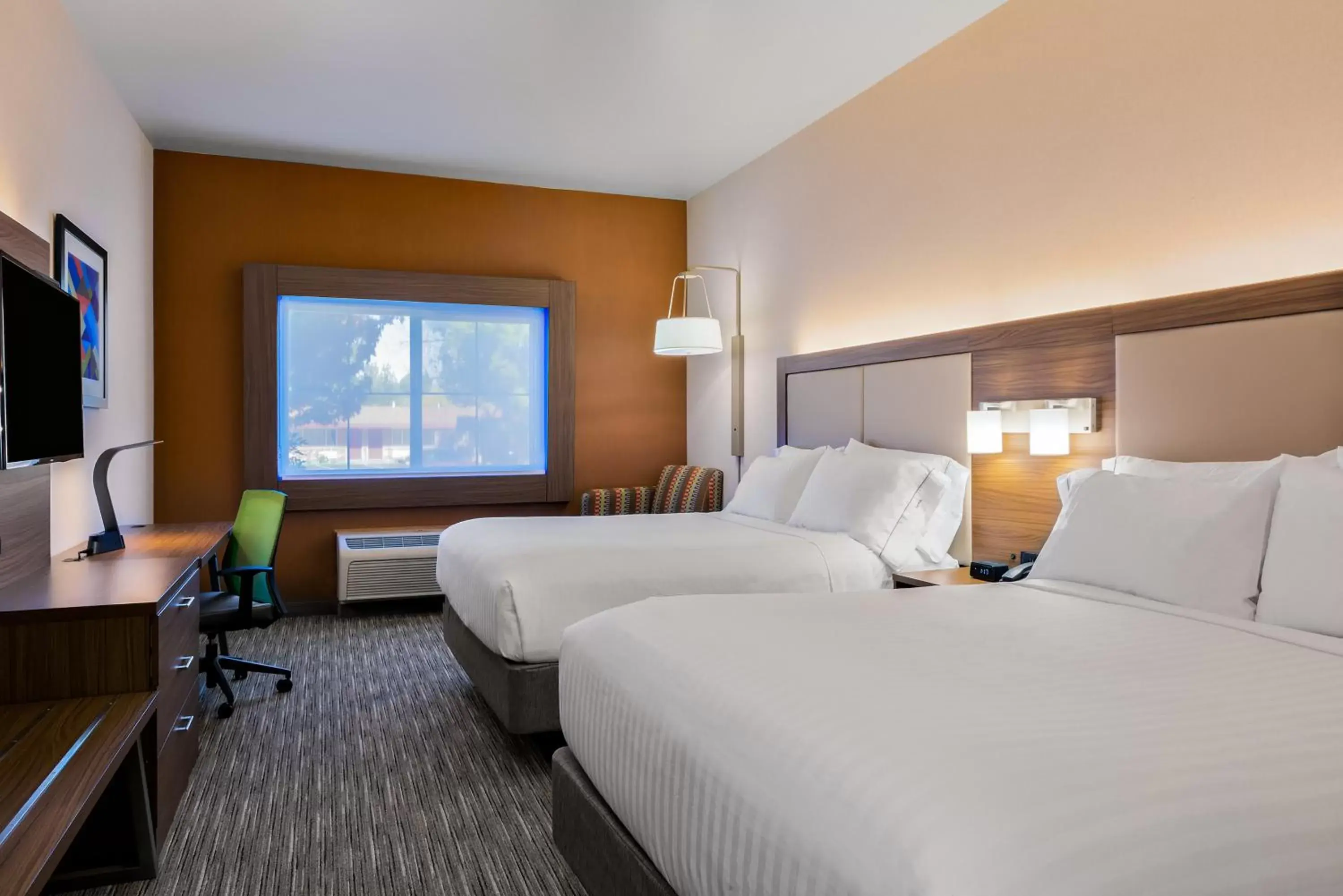 Standard Queen Room with Two Queen Beds and Mobility Accessible Tub in Holiday Inn Express Hotel & Suites Oroville Southwest, an IHG Hotel Standard Queen Room with Two Queen Beds and Mobility Accessible Tub in Holiday Inn Express Hotel & Suites Oroville Southwest, an IHG Hotel