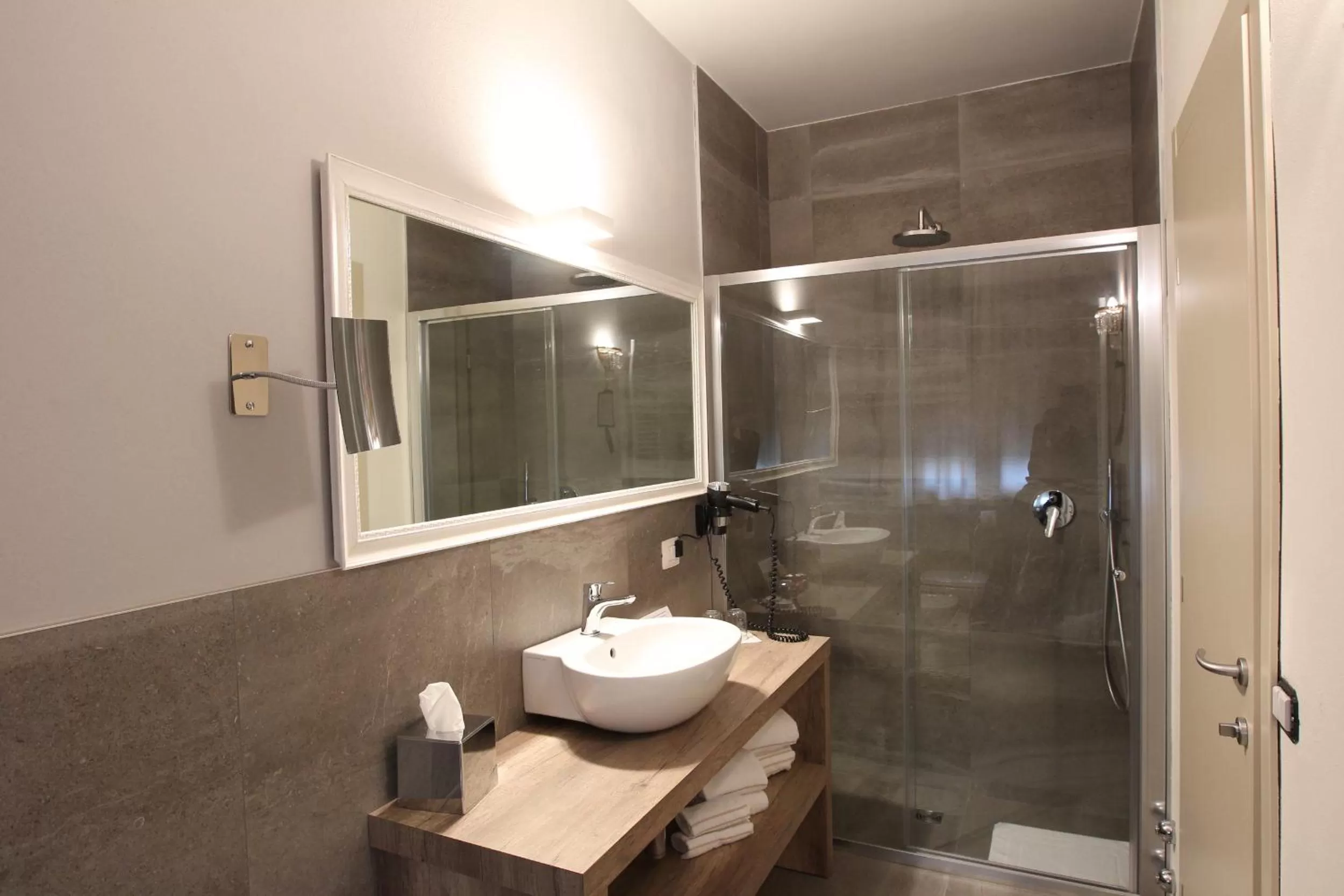 Shower in Hotel Globo