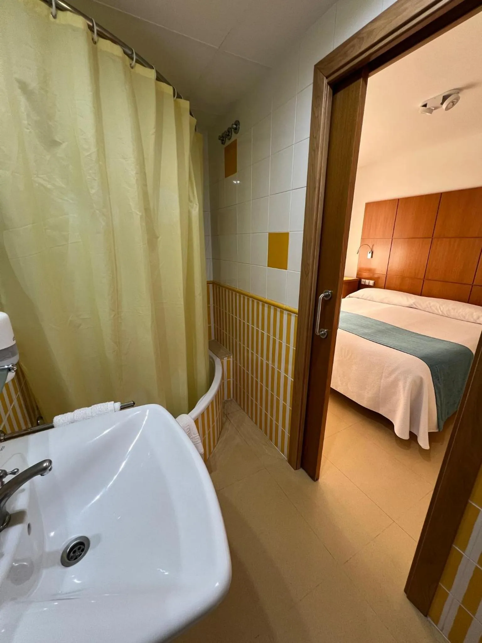 Bed in Hotel Tio Pepe