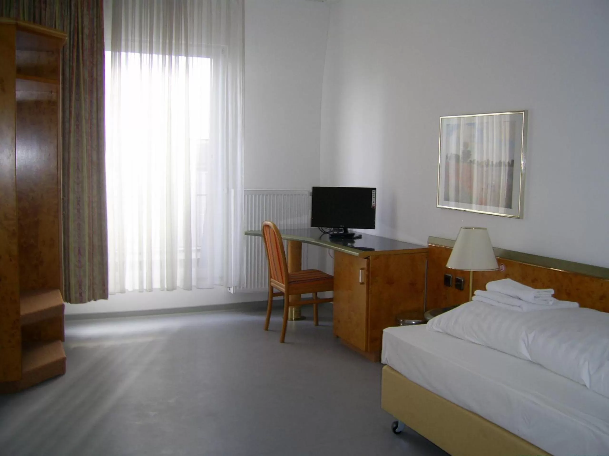Photo of the whole room, Bed in Willy Hotel Frankfurt