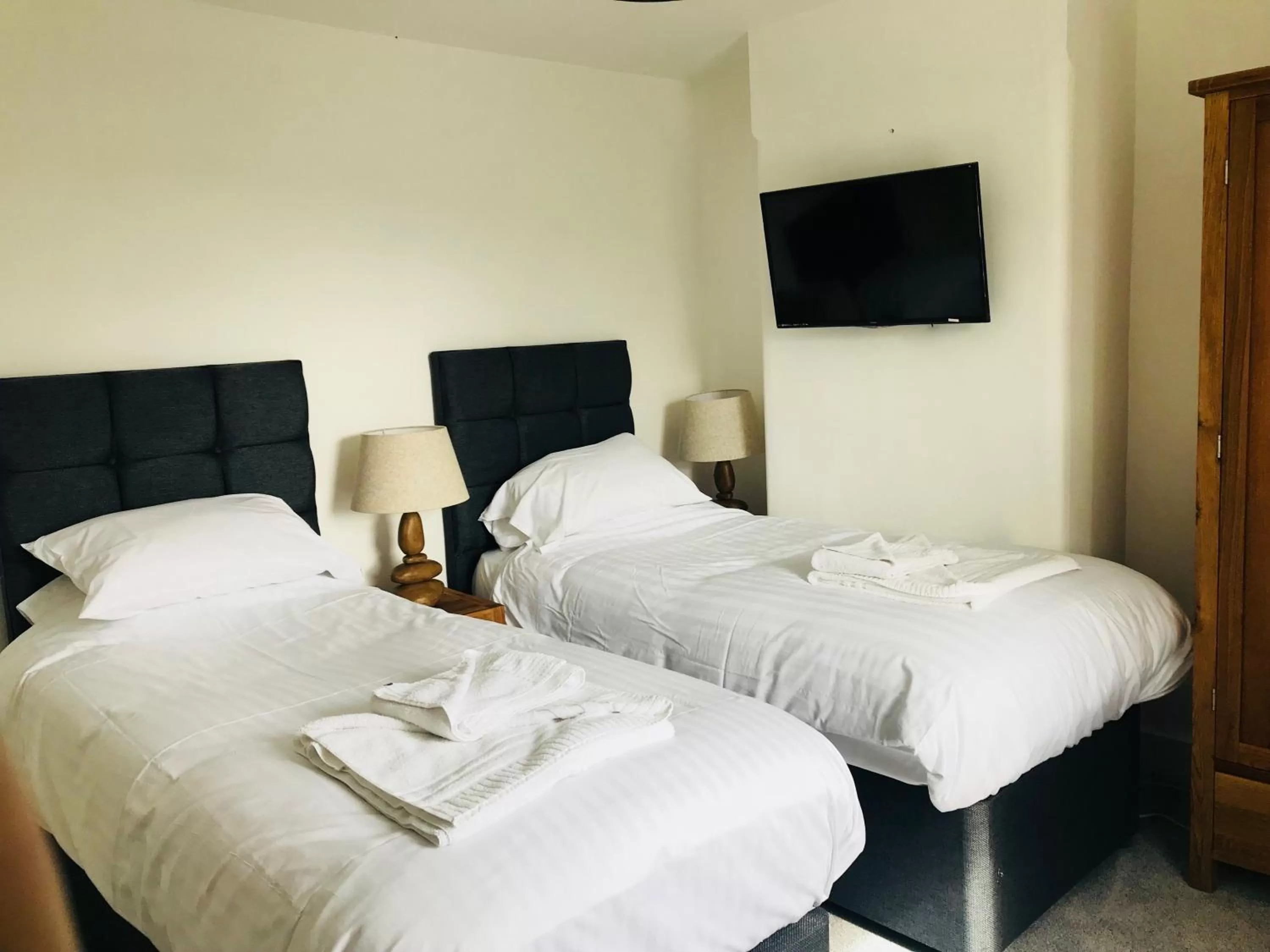 Bedroom, Bed in The Golden Fleece Inn