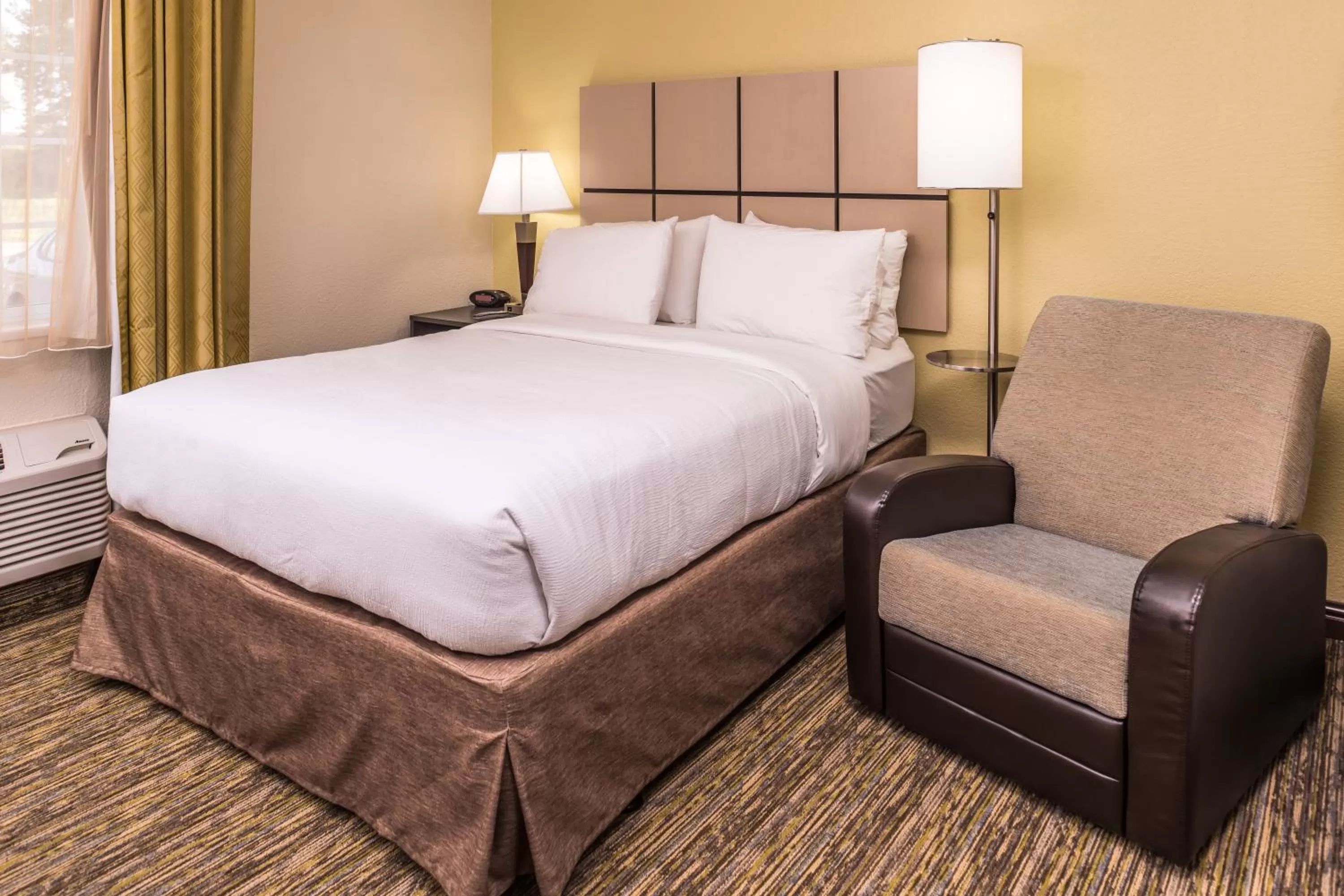 Photo of the whole room, Bed in Candlewood Suites Kansas City by IHG