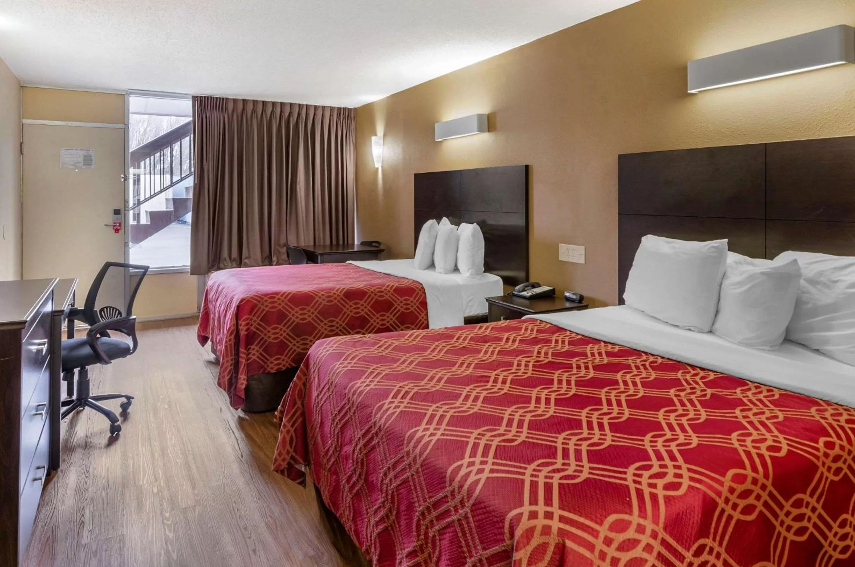 Photo of the whole room, Bed in Econo Lodge Roanoke Civic Center