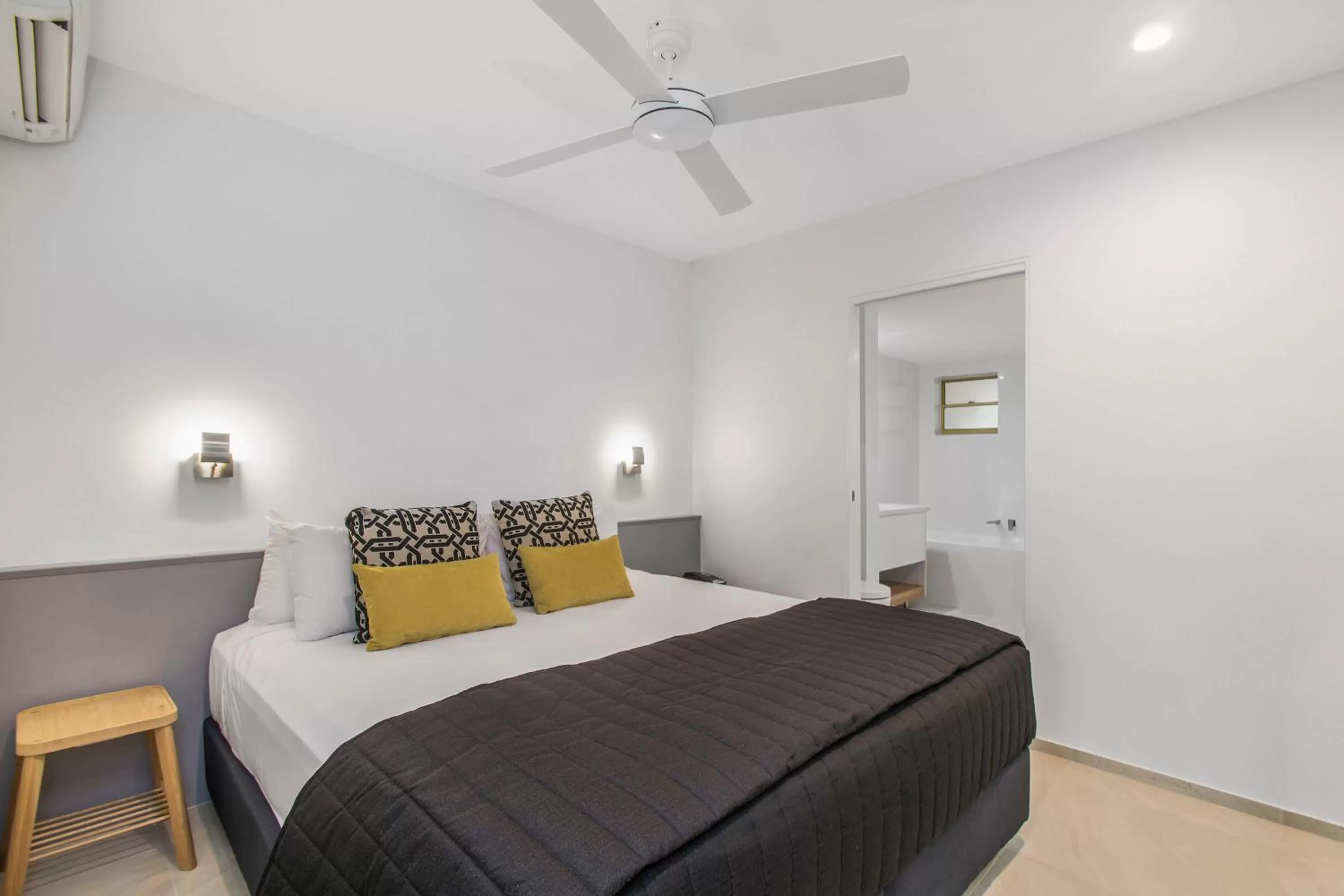 Bedroom, Bed in Mantra French Quarter Noosa