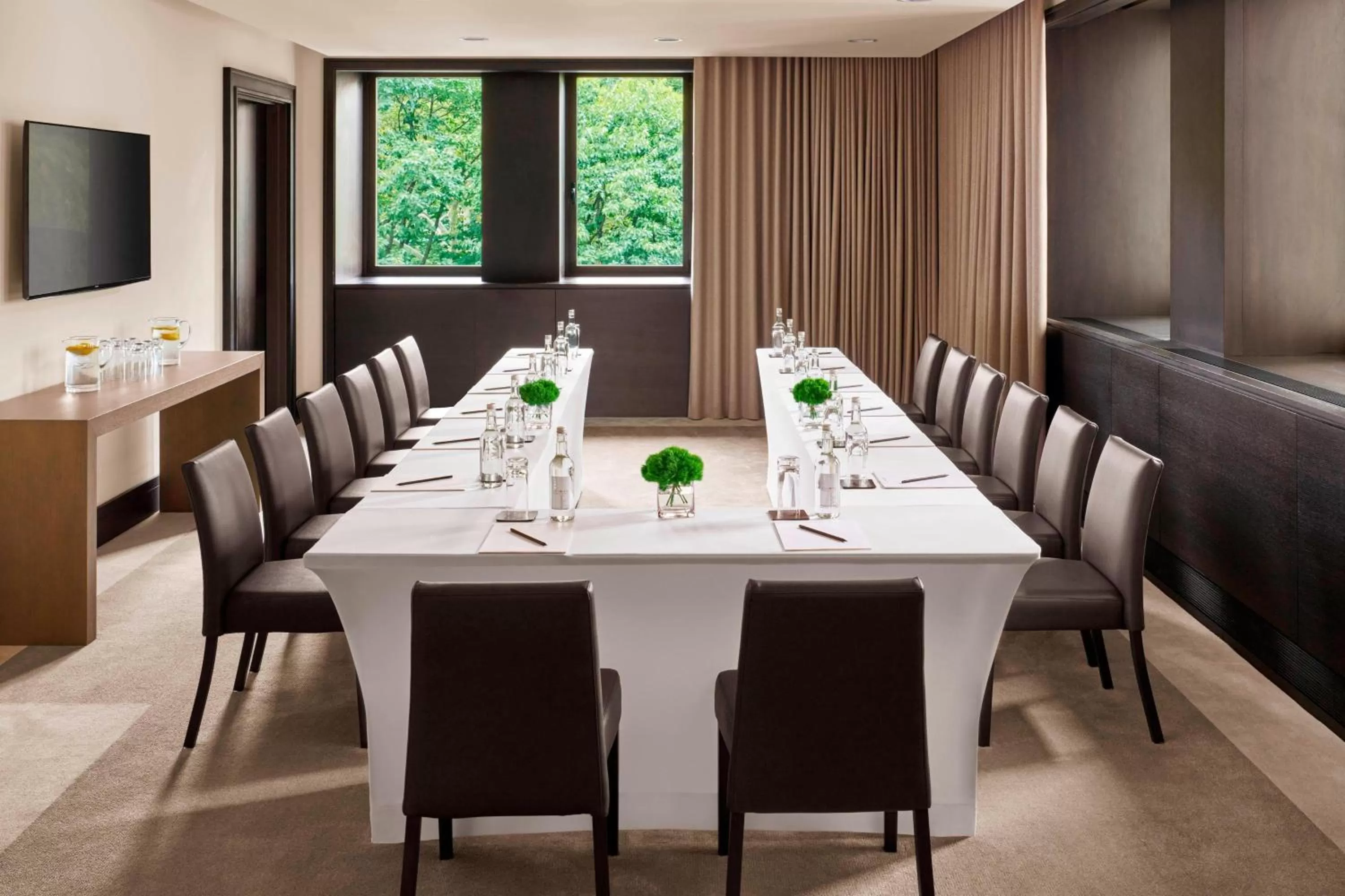 Meeting/conference room in The New York EDITION