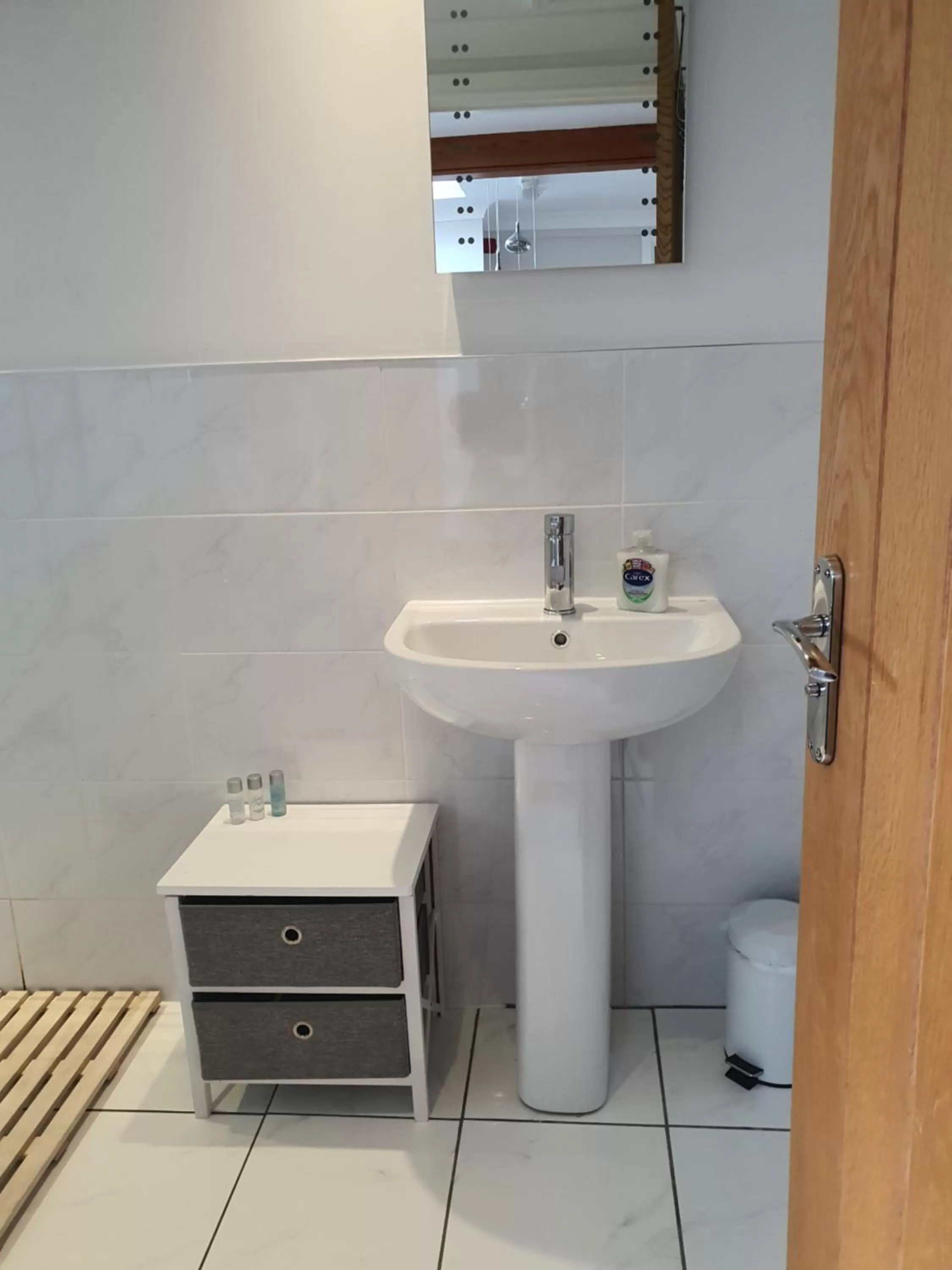 Double Room with separate bathroom in Pennine Hotel