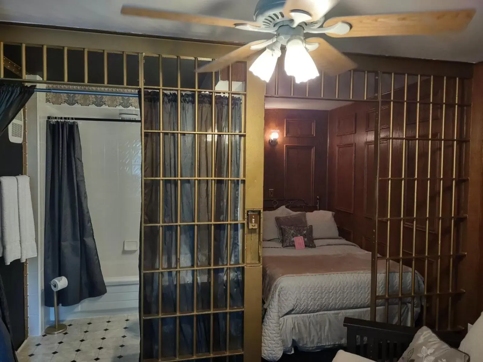 Classic Quadruple Room in The King George Inn Classic Quadruple Room in The King George Inn