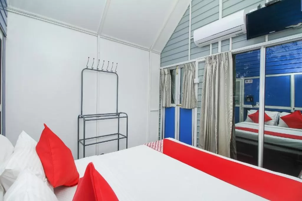 Bed in Airport A4 Transit Hub - Eco Chalets - FREE SHUTTLE SERVICE 24HRS