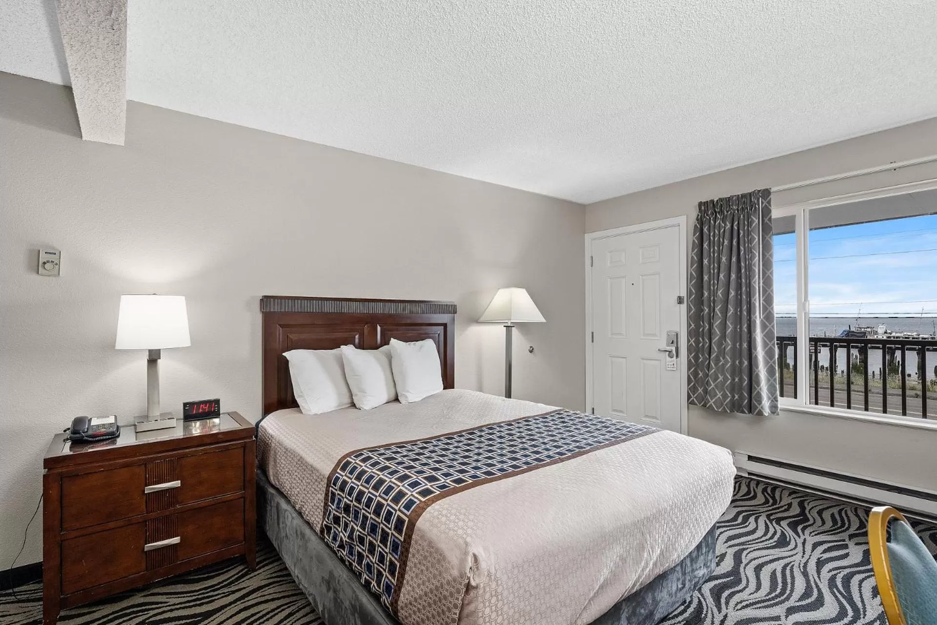 Bed in Astoria Rivershore Motel