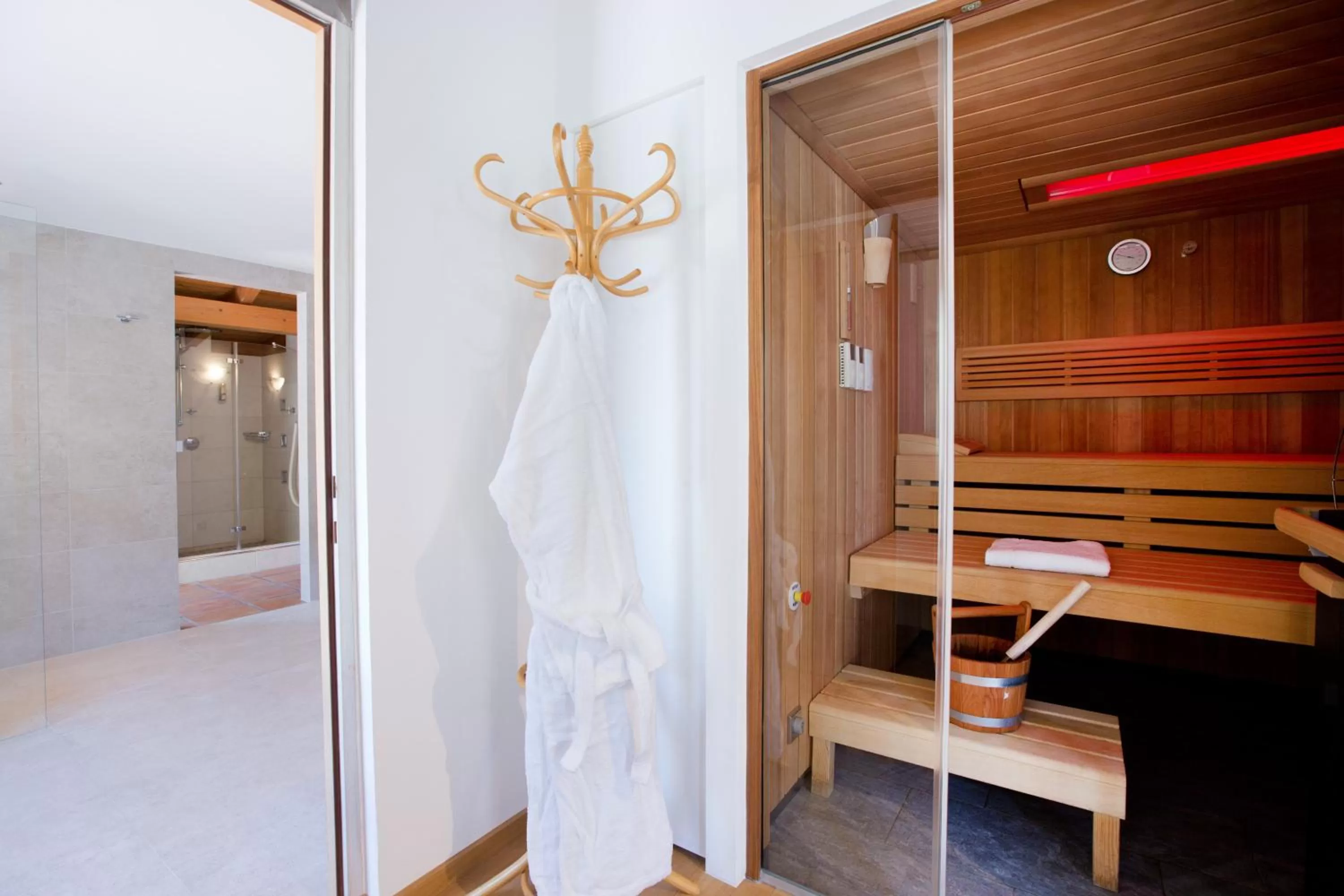 Sauna, Bed in Hotel Schrofenstein