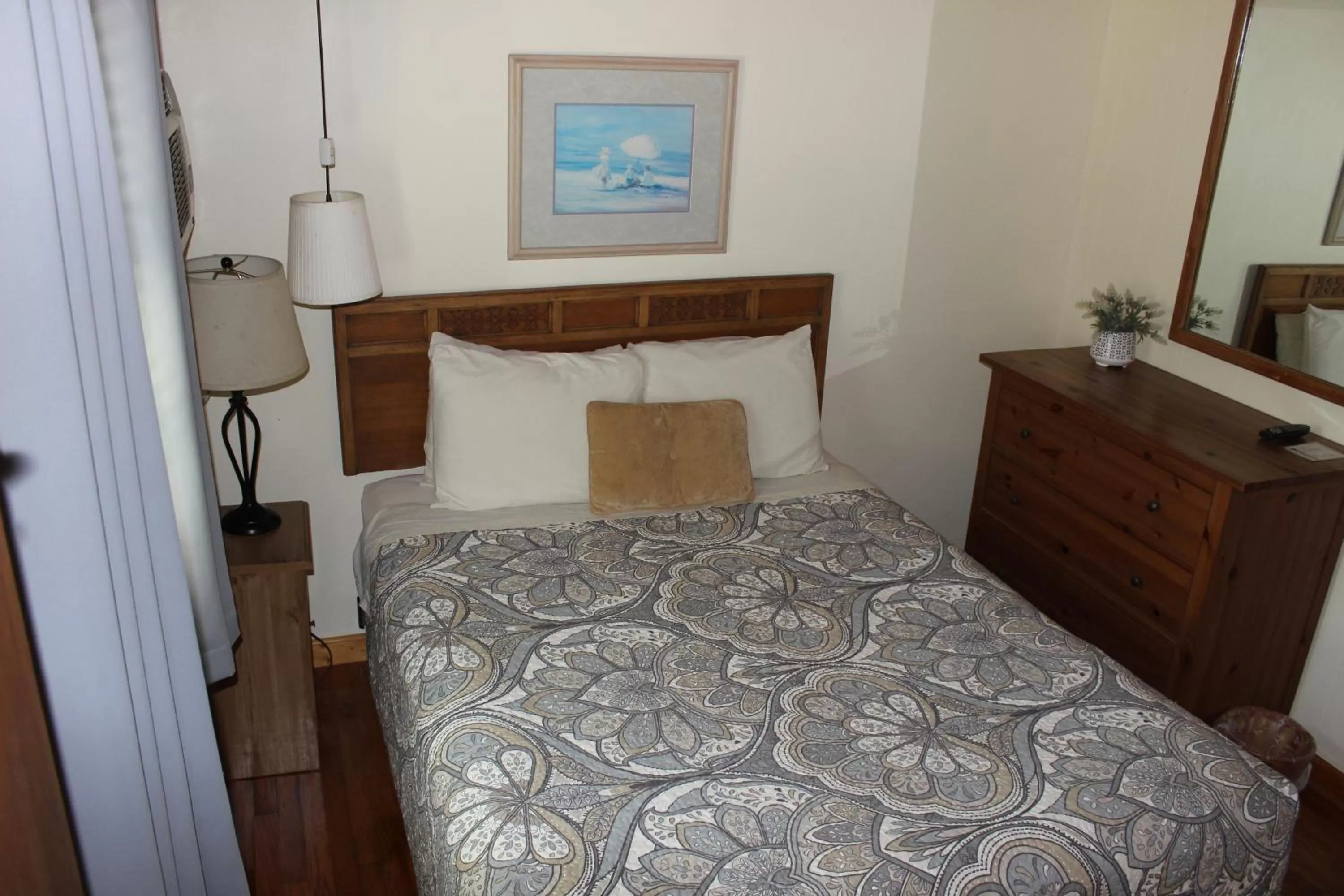 Deluxe Suite, 2 Bedrooms, Kitchen, Courtyard Area in Cape Pines Motel