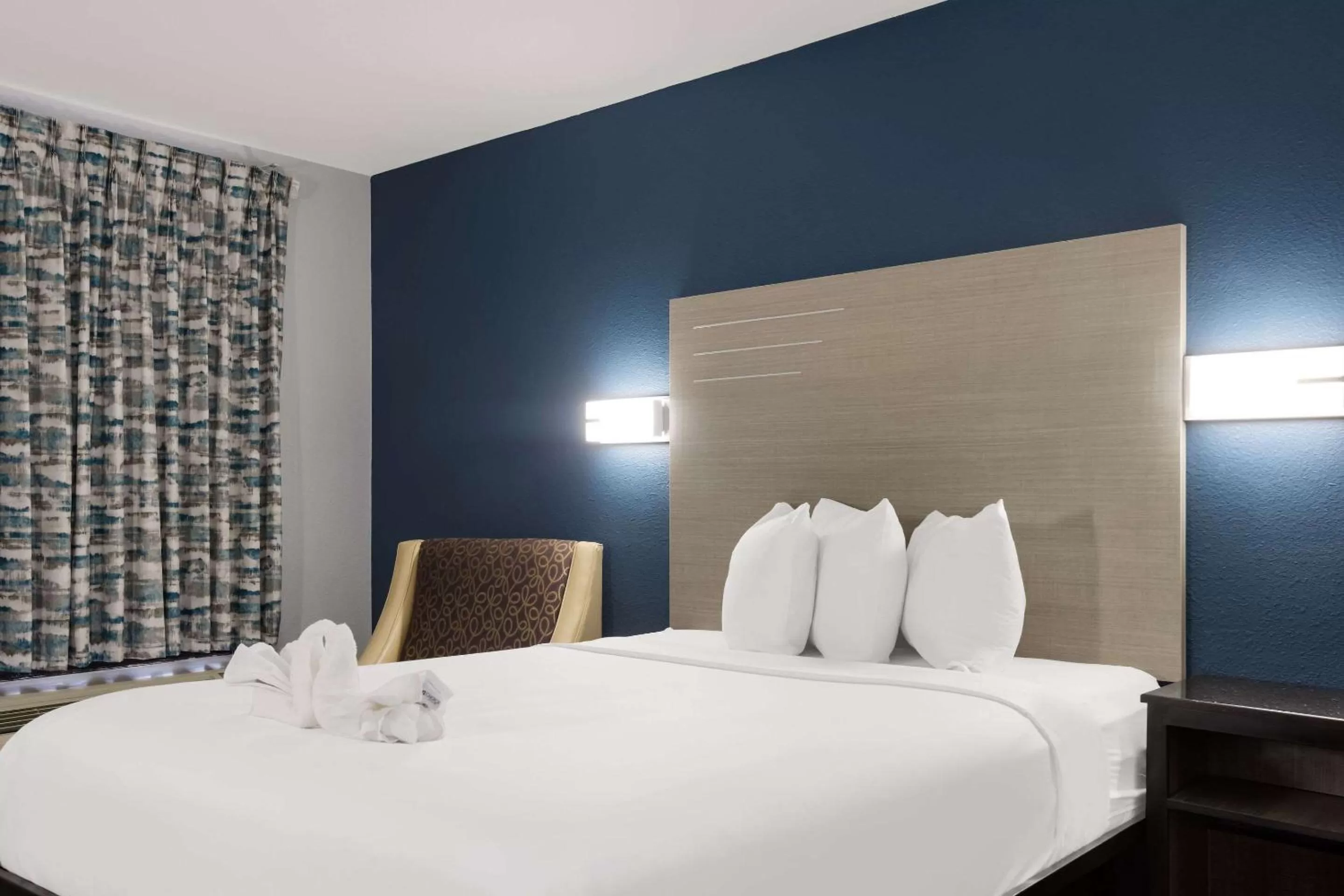 Bedroom, Bed in Suburban Studios Hinesville - Fort Stewart Area