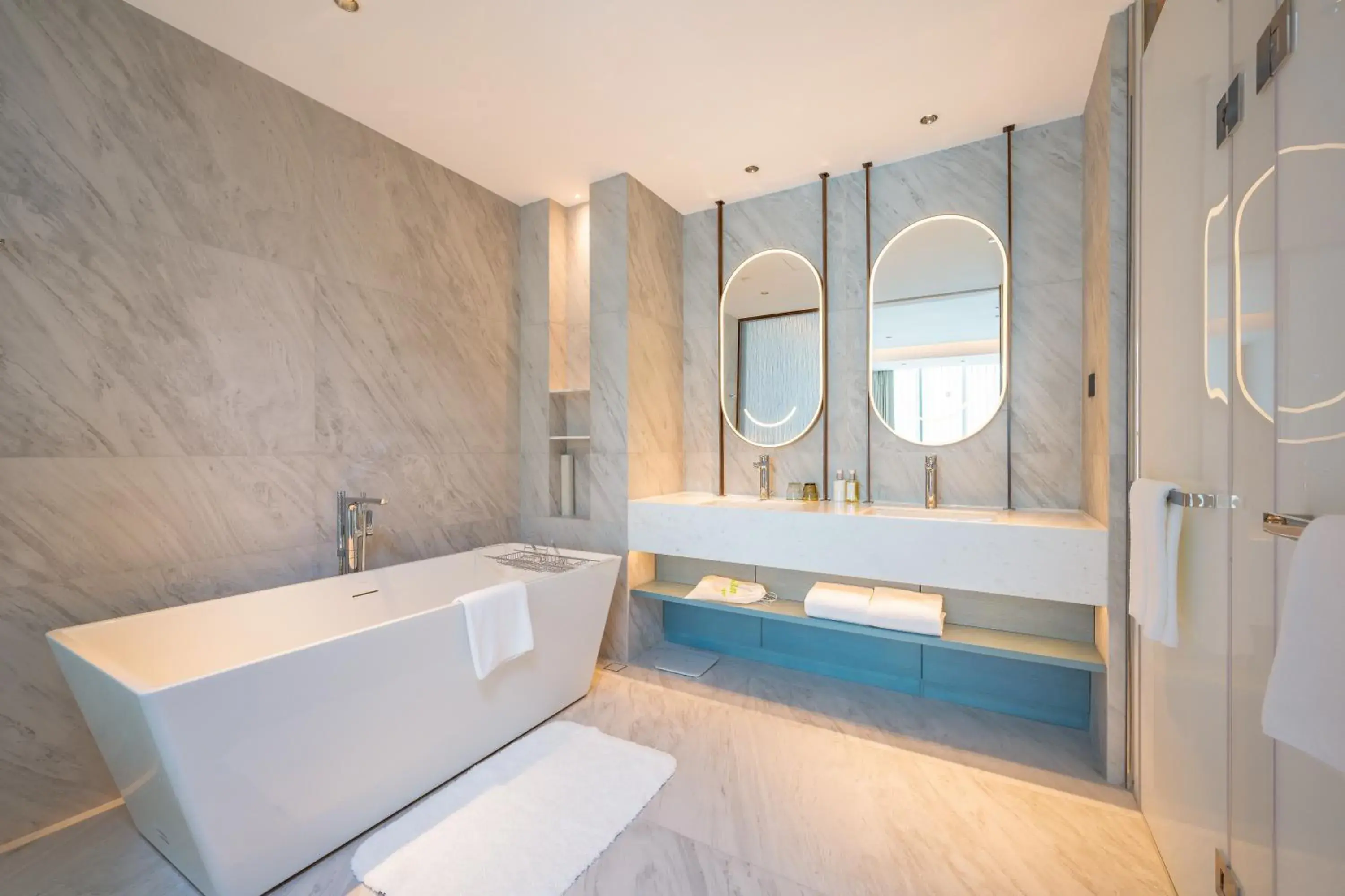 One-Bedroom King Suite with Kitchen in Holiday Inn Changchun Oriental Plaza by IHG One-Bedroom King Suite with Kitchen in Holiday Inn Changchun Oriental Plaza by IHG