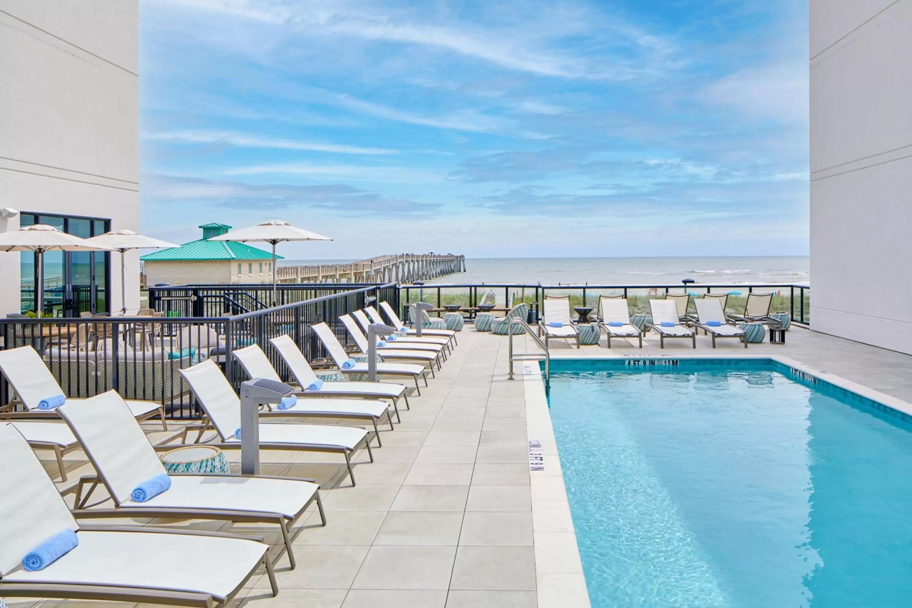 Swimming pool in SpringHill Suites by Marriott Jacksonville Beach Oceanfront