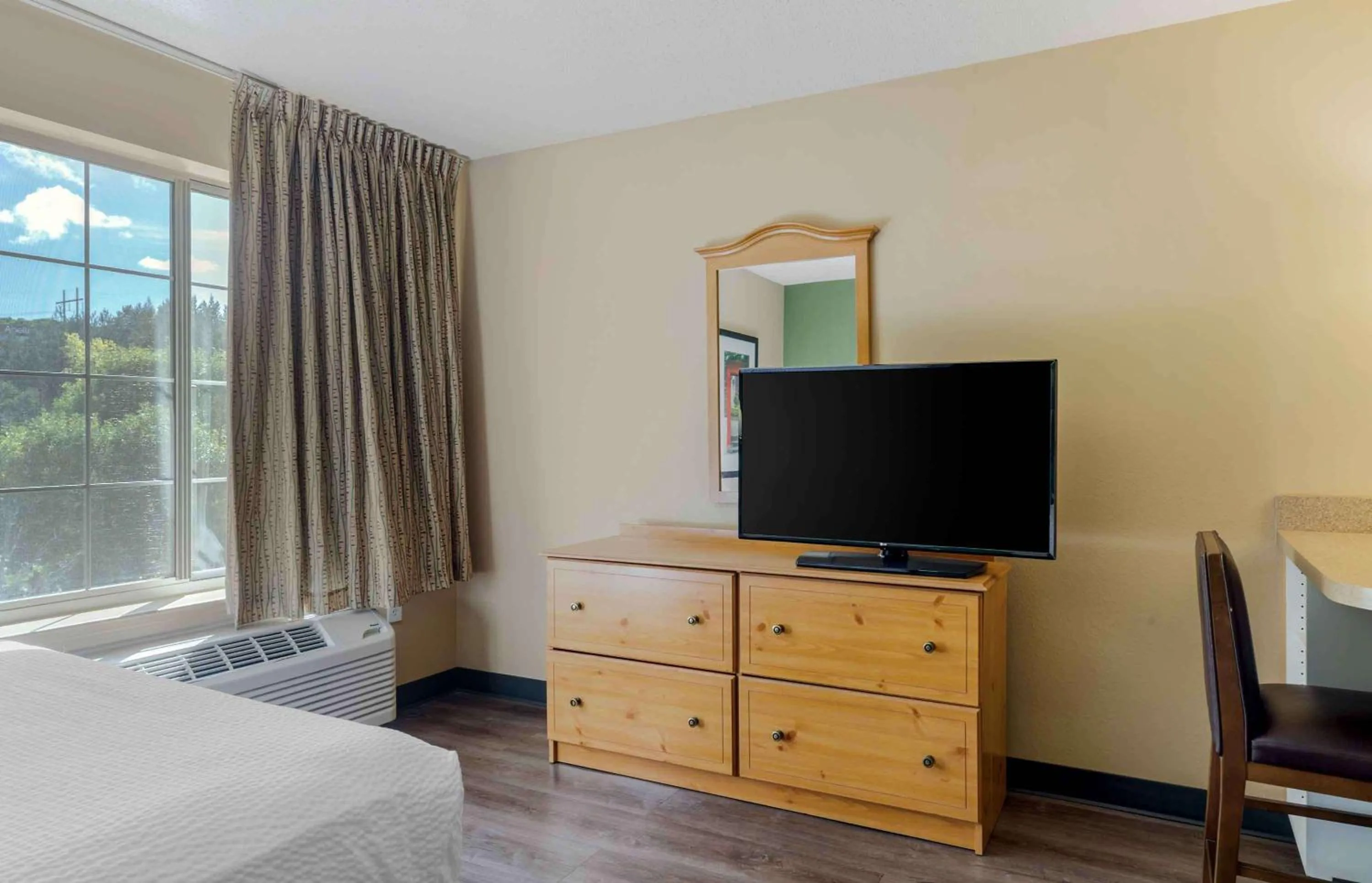 Bedroom, Bed in Extended Stay America Suites - Boston - Waltham - 52 4th Ave