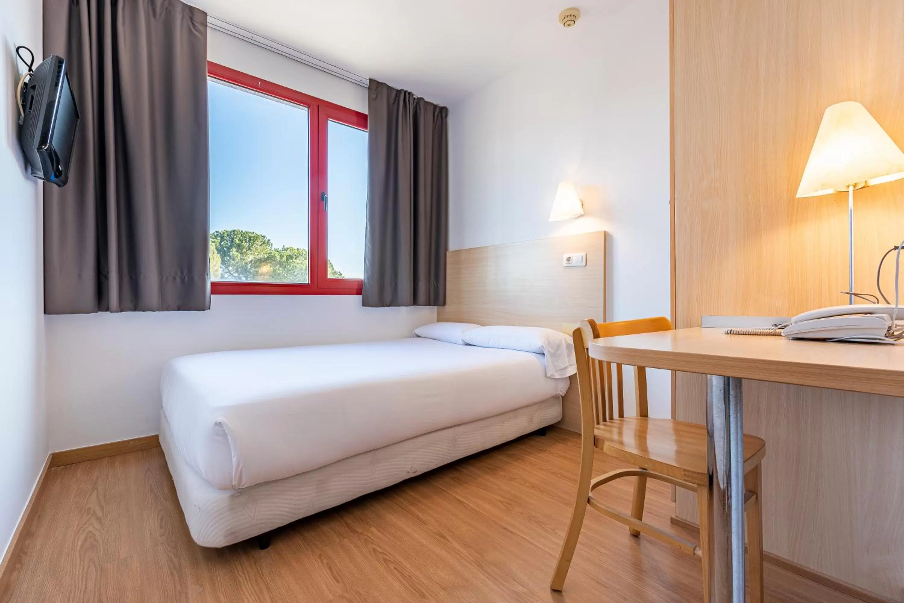 Photo of the whole room, Bed in Hotel Basic