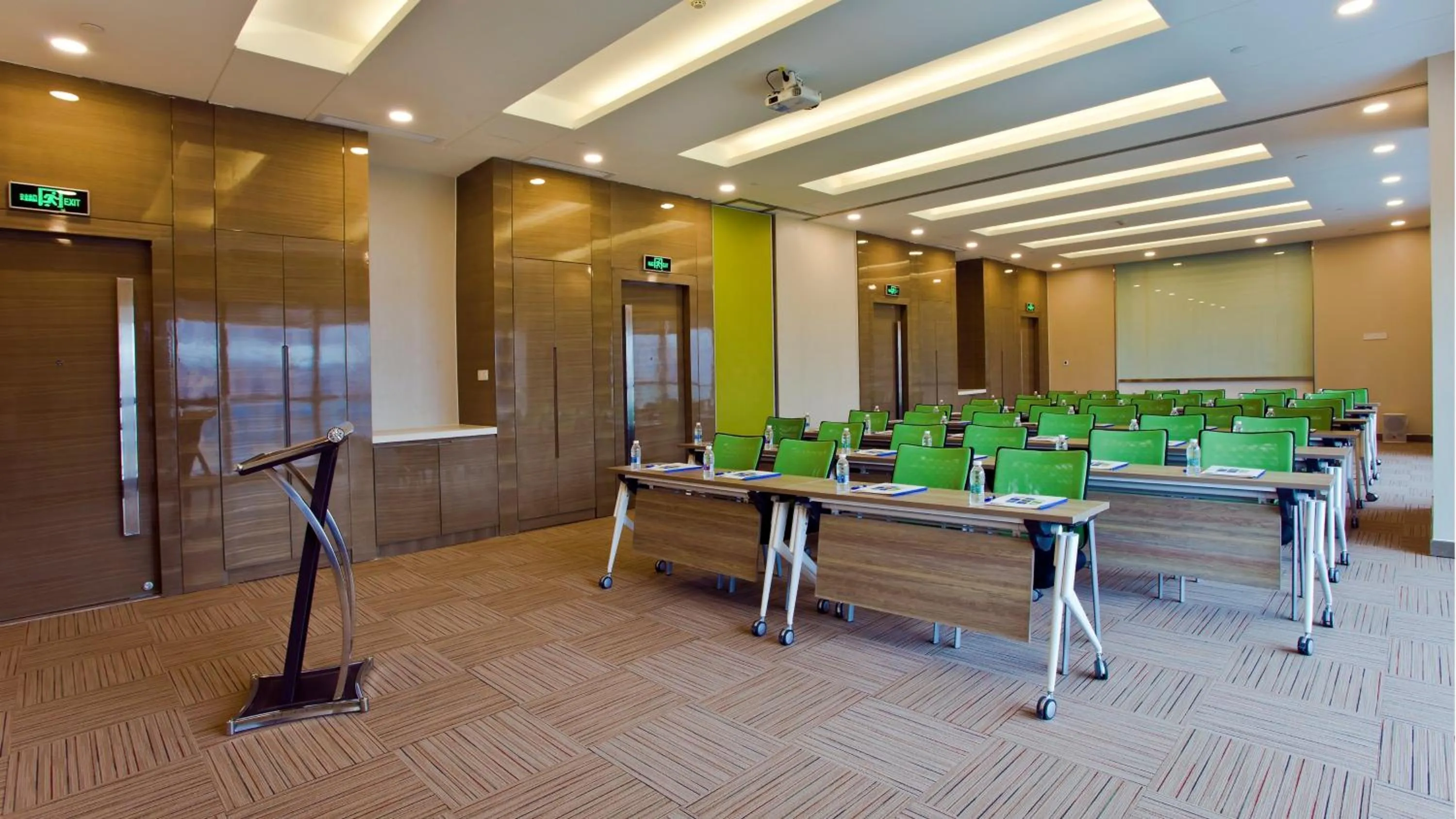 Meeting/conference room in Holiday Inn Express Xi'an High-Tech Zone by IHG