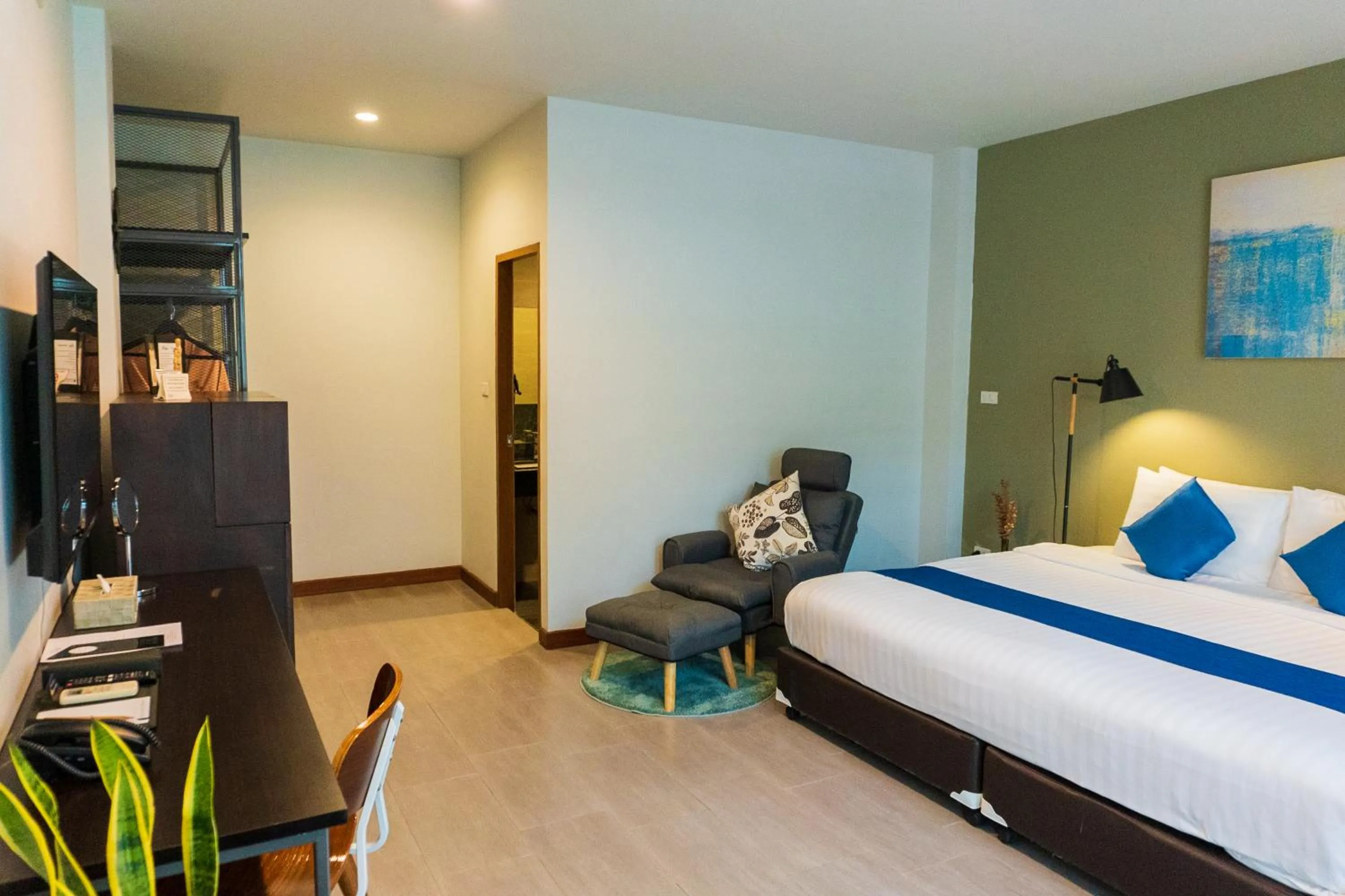 Photo of the whole room, Bed in Wealth Boutique Hotel Chiang Mai