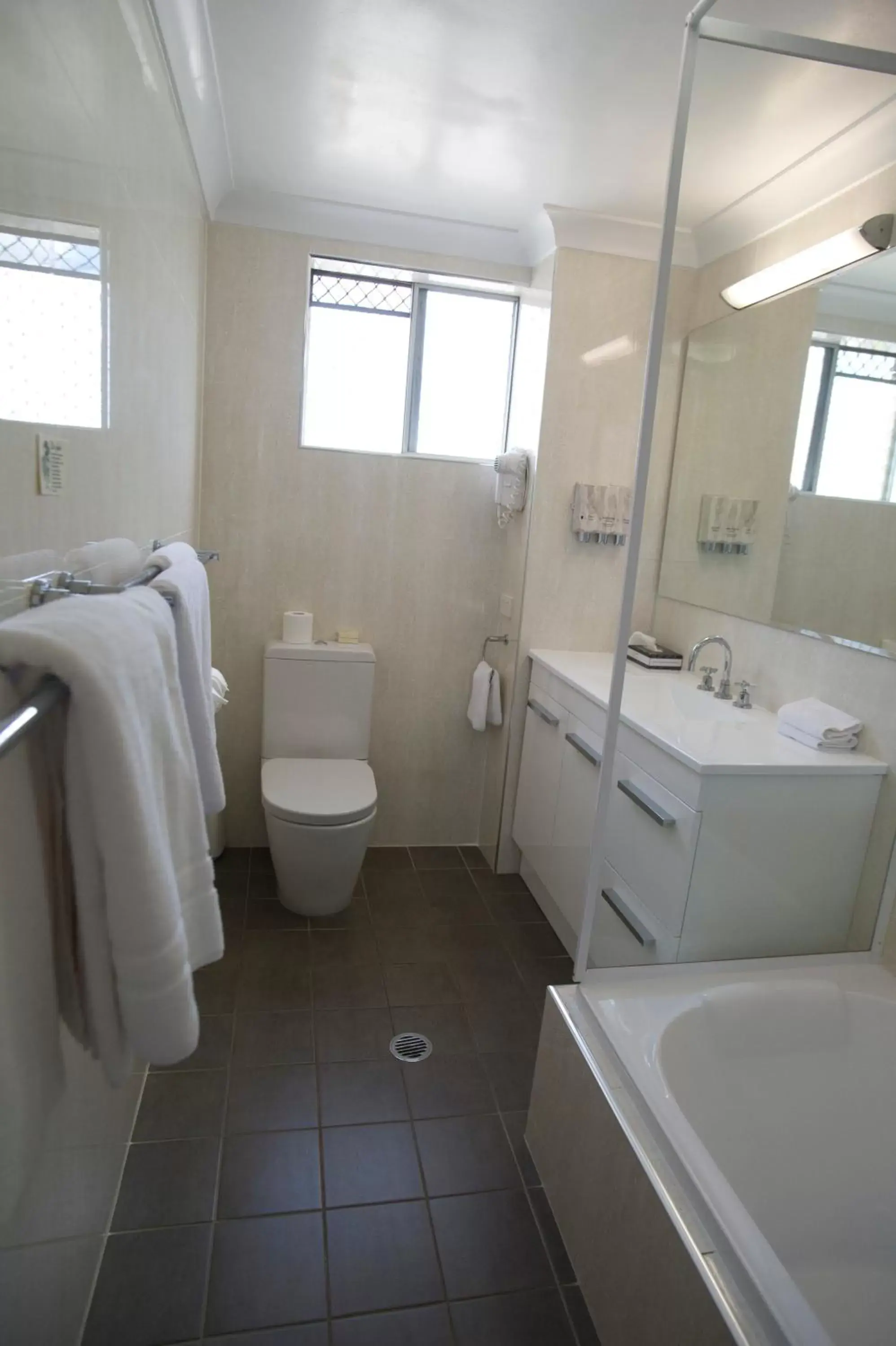 Two-Bedroom Suite in Mid City Motor Inn Singleton Two-Bedroom Suite in Mid City Motor Inn Singleton