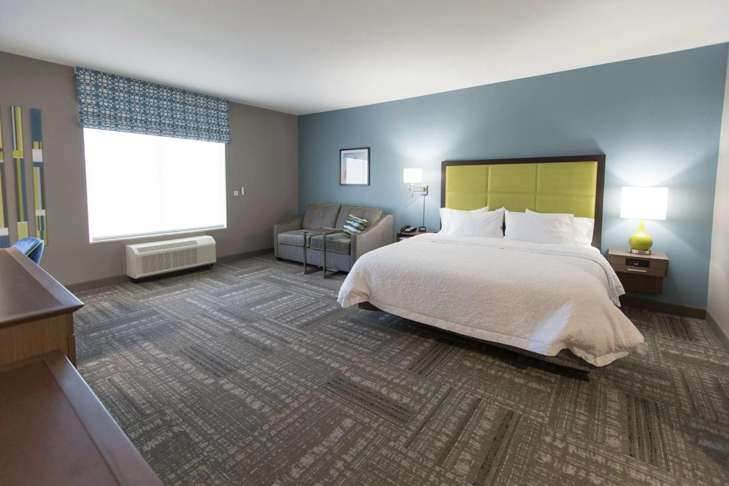 Living room, Bed in Hampton Inn & Suites Stroud