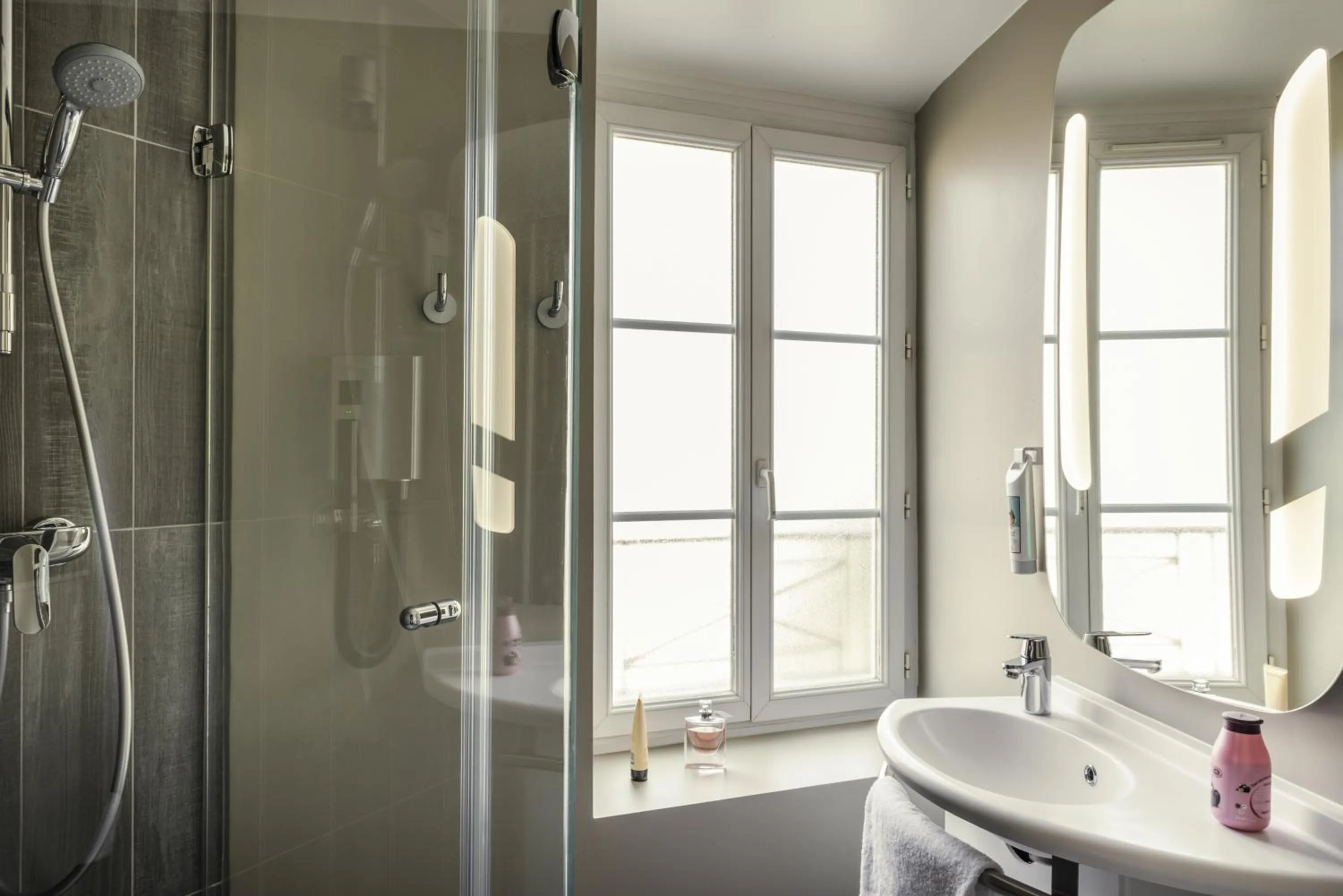 Shower in ibis Paris Avenue de la Republique