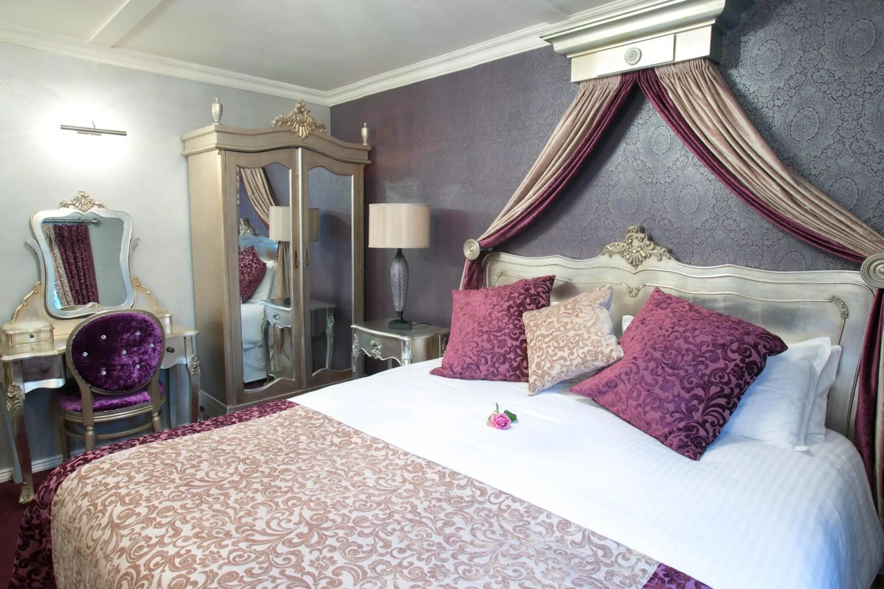 Photo of the whole room, Bed in Greenvale Hotel