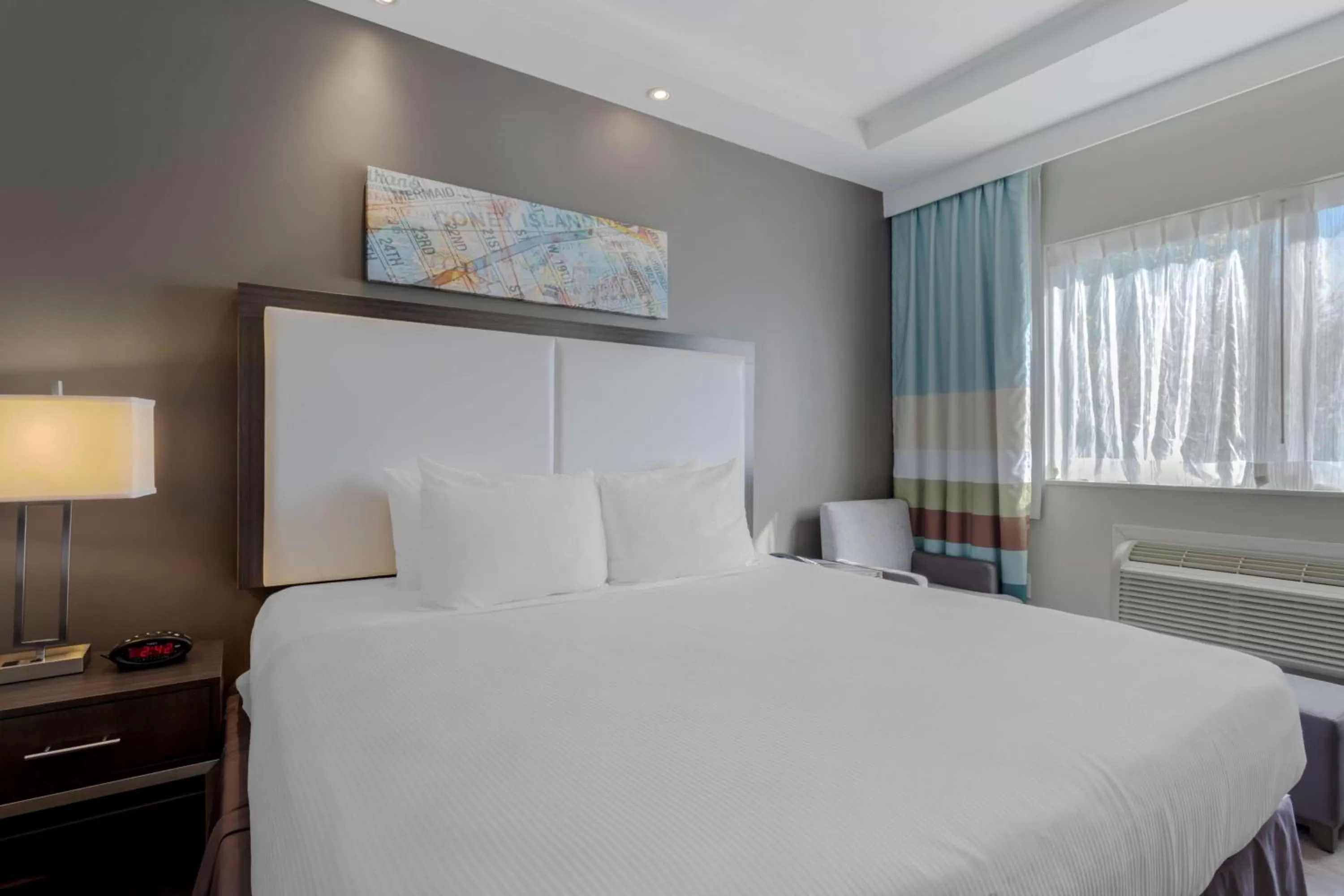 Bedroom, Bed in Best Western Plus Brooklyn Bay Hotel