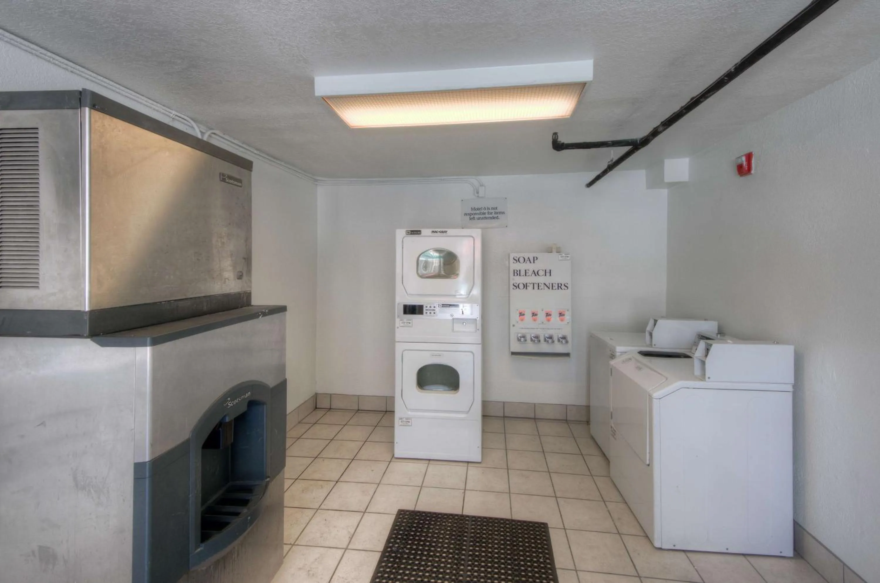 Property building in Motel 6-Bradenton, FL