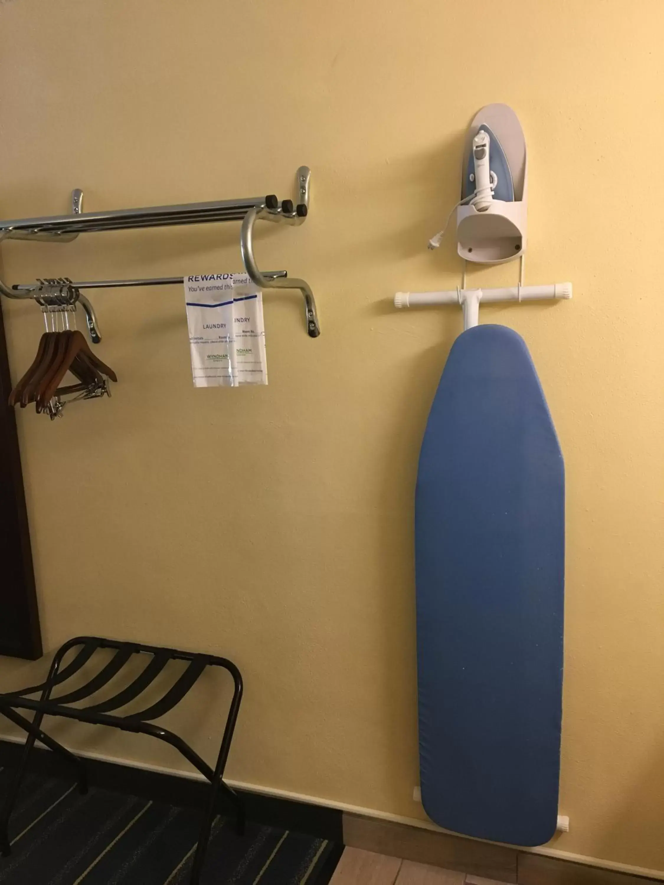 King Room - Mobility Access/Non-Smoking in Days Inn by Wyndham Clearwater/Central King Room - Mobility Access/Non-Smoking in Days Inn by Wyndham Clearwater/Central