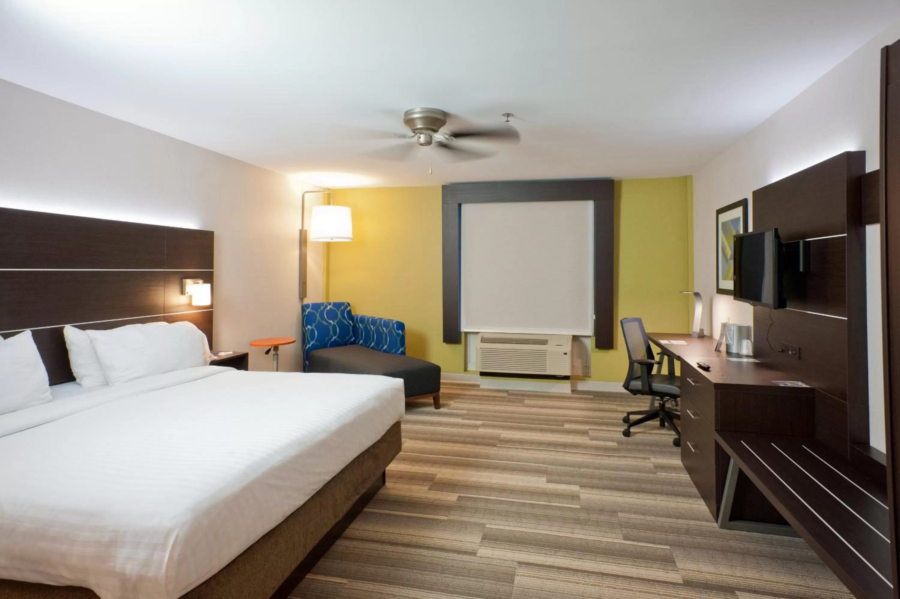 Photo of the whole room, Bed in Holiday Inn Express Hotel & Suites Scott-Lafayette West by IHG