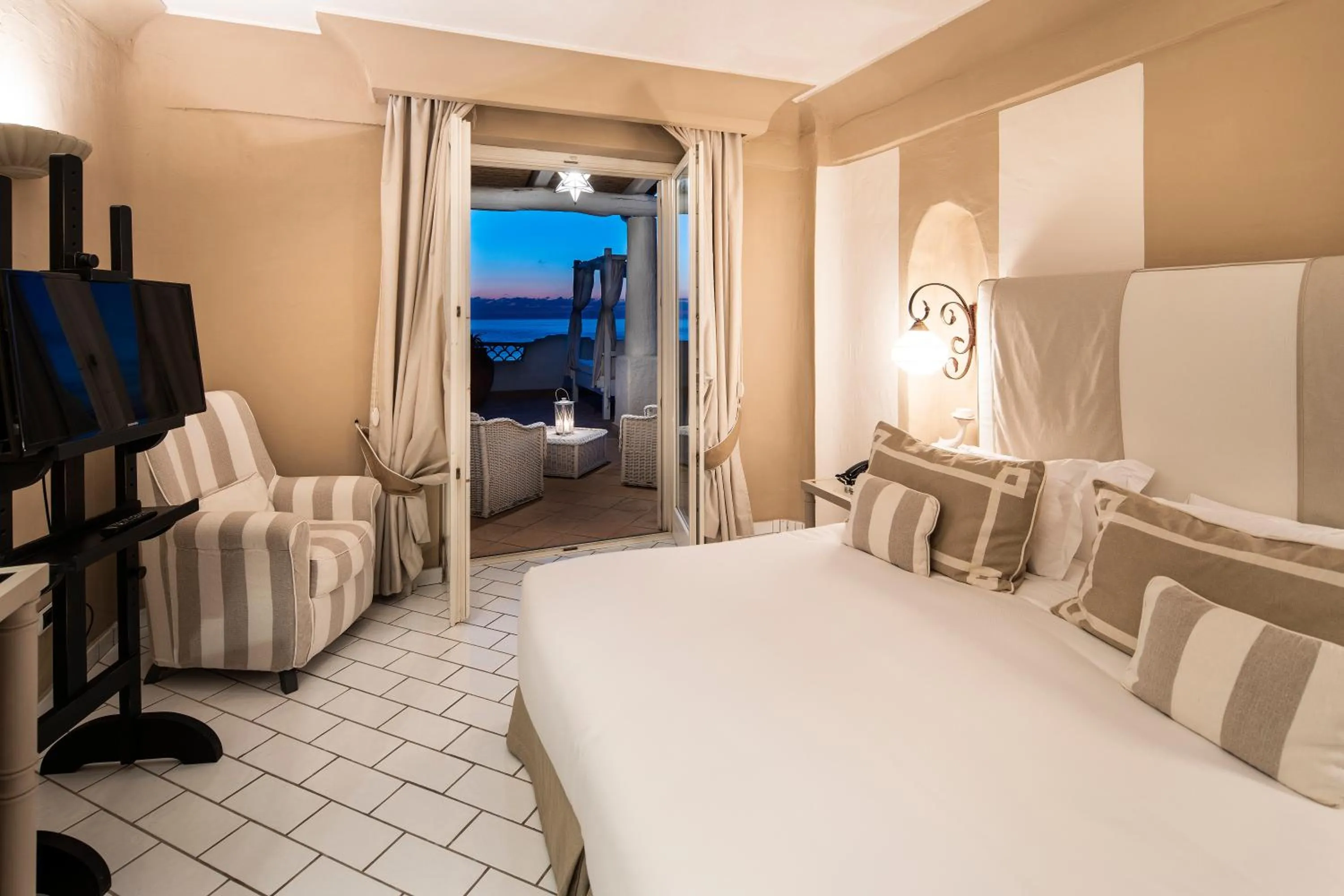 Sea view, Bed in Therasia Resort Sea and SPA - The Leading Hotels of the World