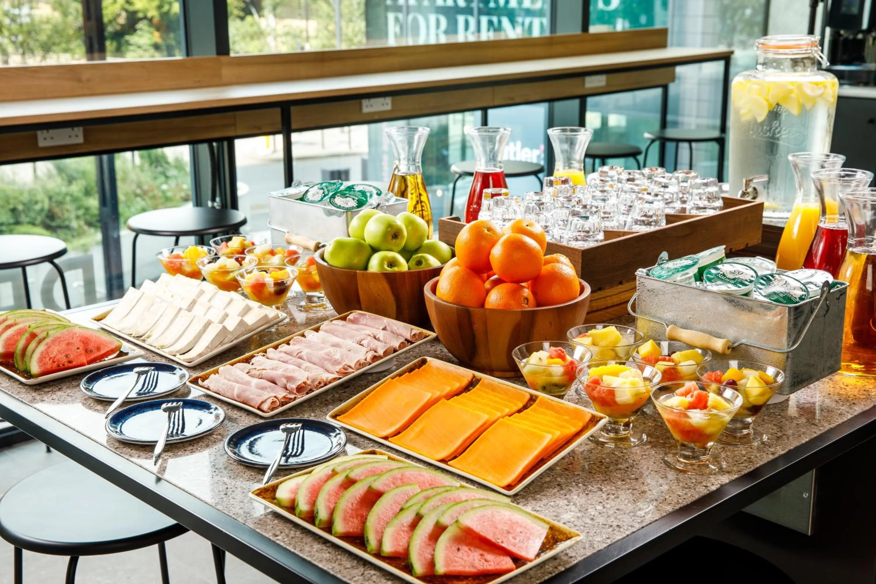 Food and drinks in Aparthotel Adagio London Sutton Point