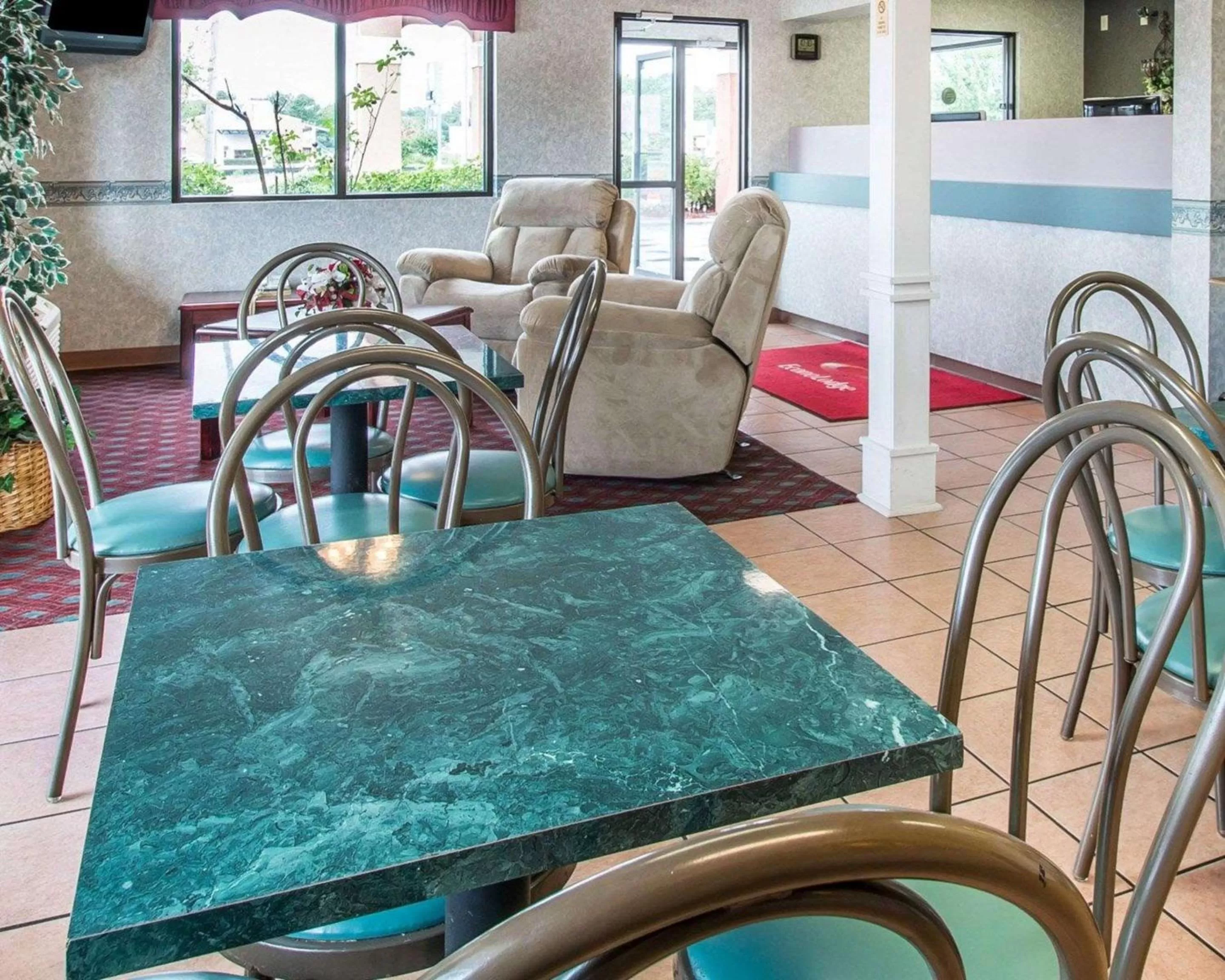 Lobby or reception in Econo Lodge Dothan West